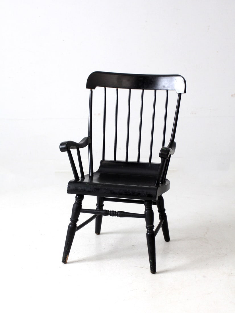 Classic Vintage Black Windsor Arm Chair Rustic Charm: Classic Vintage Black Windsor Arm Chair Rustic Charm This Vintage Black Windsor Arm Chair is a classic addition that brings rustic charm to any setting. Crafted with a sturdy wooden frame finished in 