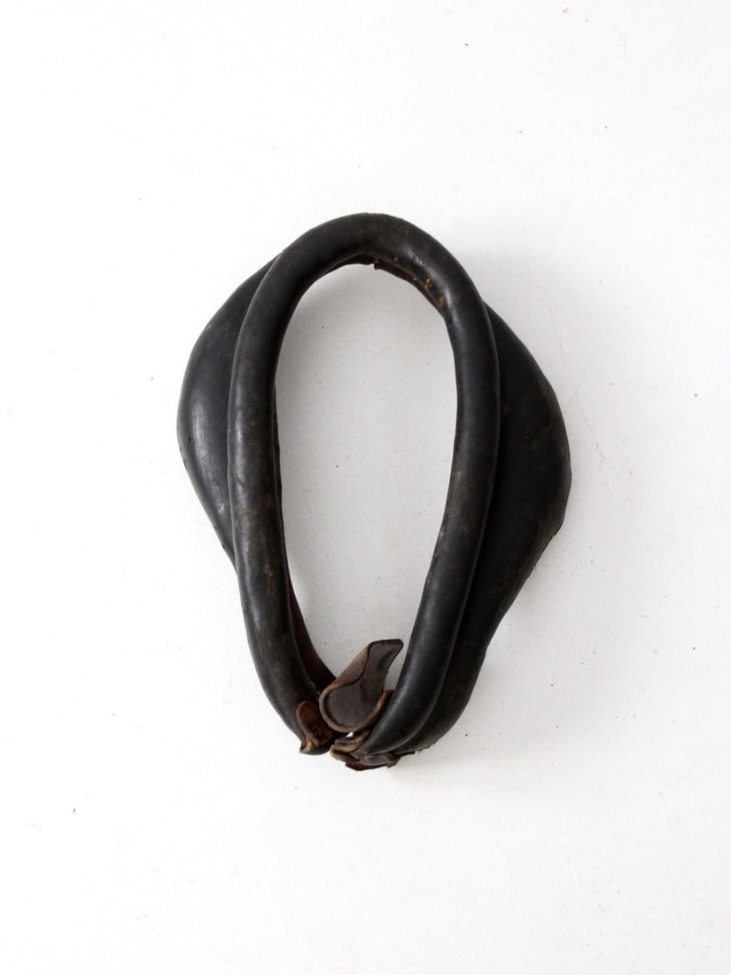Vintage Antique Leather Horse Collar Rustic Decor 17.5 x 12.25 x 4: Vintage Antique Leather Horse Collar Rustic Decor 17.5 x 12.25 x 4 This antique leather horse collar features a deep, aged patina and a sculptural silhouette, making it an eye-catching piece for rusti