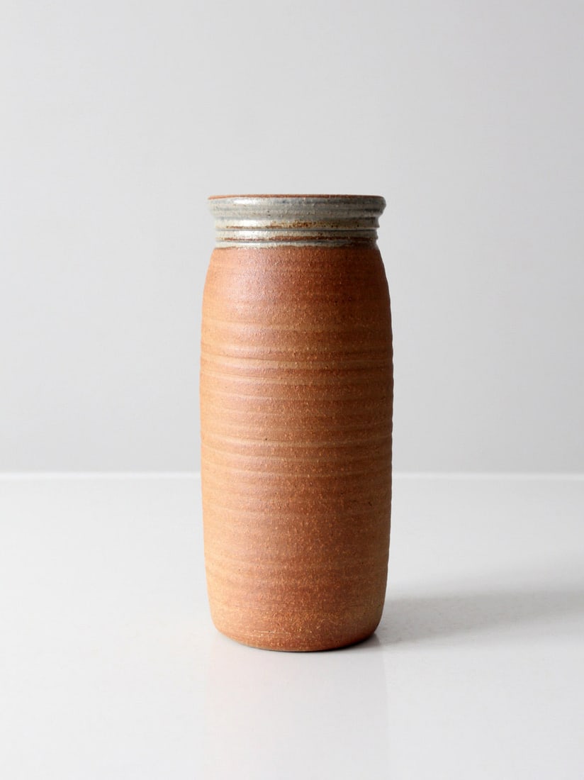 Frank Polizzi Vintage Terra-Cotta Pottery Vase 9.5" Tall: Frank Polizzi Vintage Terra-Cotta Pottery Vase 9.5" Tall This vintage Frank Polizzi studio pottery vase showcases a unique, hand-crafted design. It features a tall, slender silhouette with a warm terr