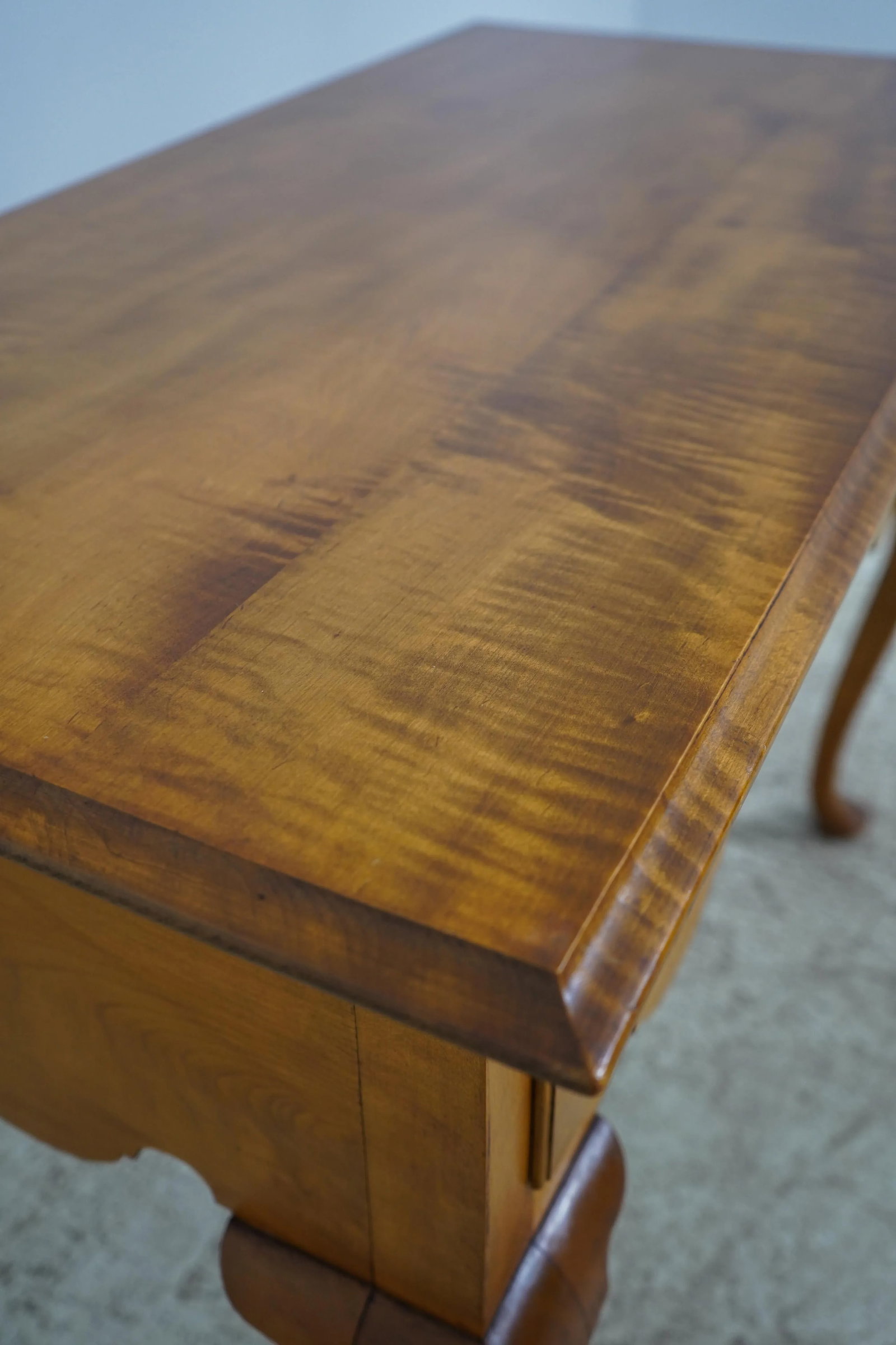 Handcrafted Tiger Maple 3-Drawer Lowboy Dressing Table - 7