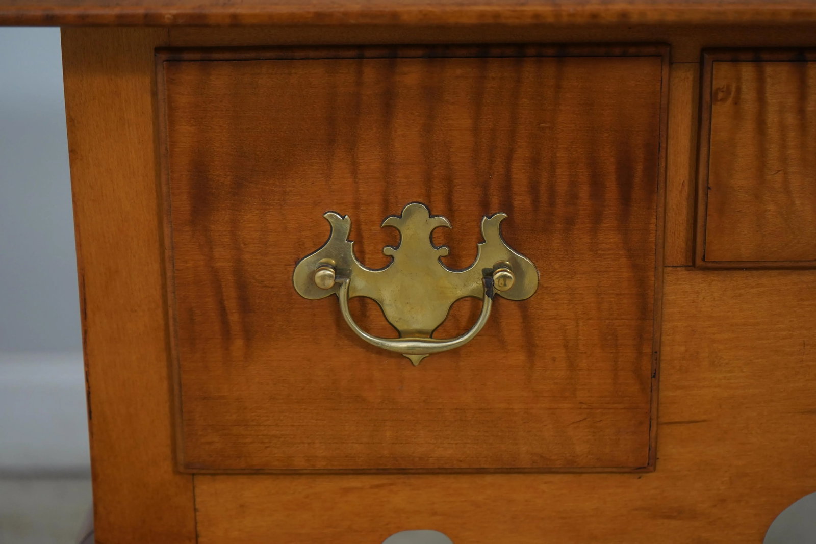 Handcrafted Tiger Maple 3-Drawer Lowboy Dressing Table - 8