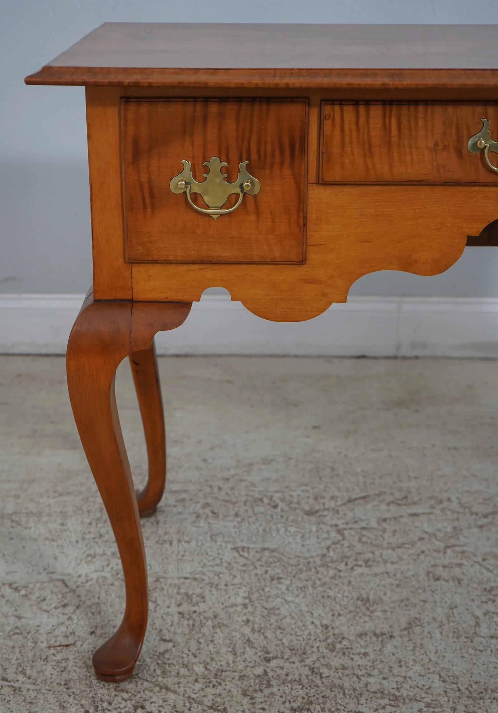 Handcrafted Tiger Maple 3-Drawer Lowboy Dressing Table - 9