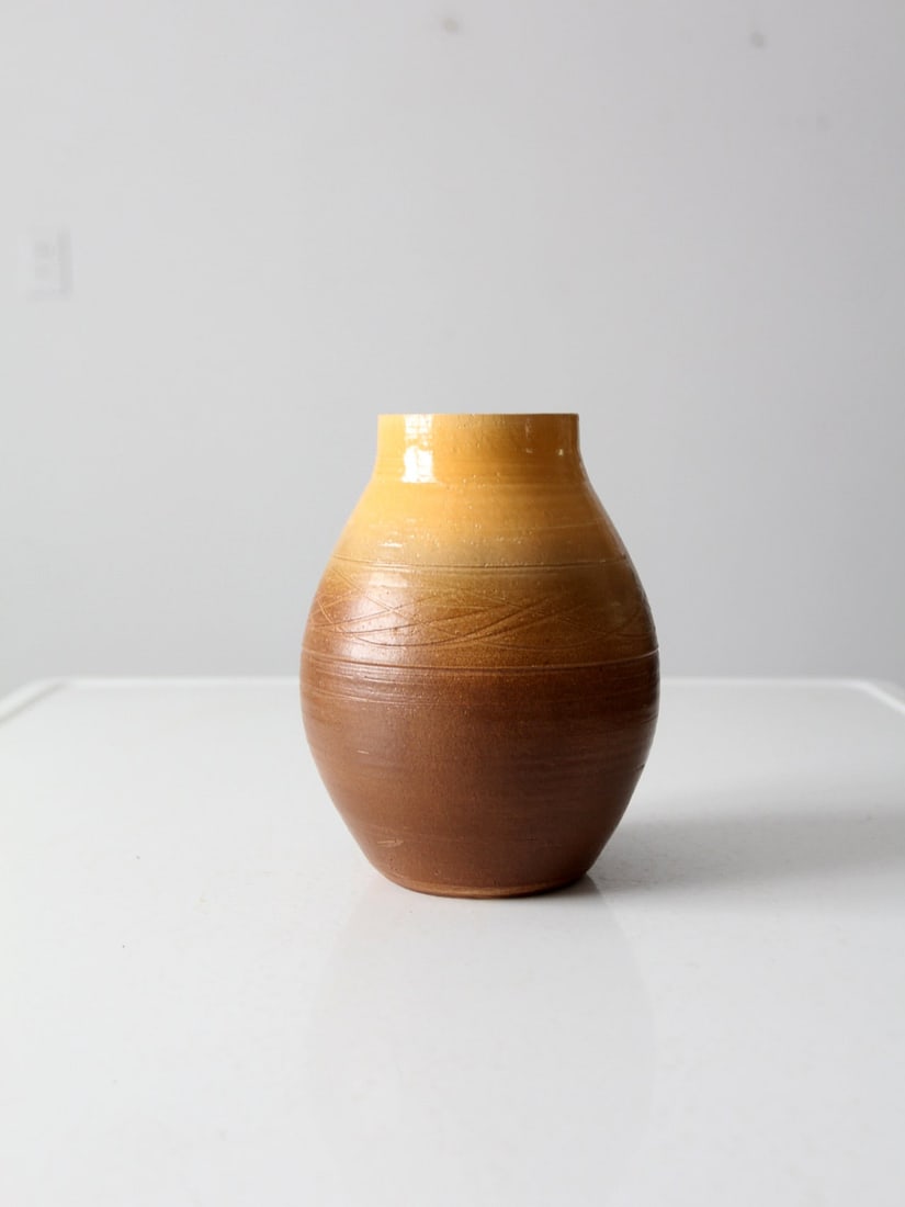 Signed Vintage Studio Pottery Vase Ombre Glaze 7.25" Height: Signed Vintage Studio Pottery Vase Ombre Glaze 7.25" Height This vintage studio pottery vase showcases a stunning ombre glaze that transitions from goldenrod to brown, complemented by an etched centra