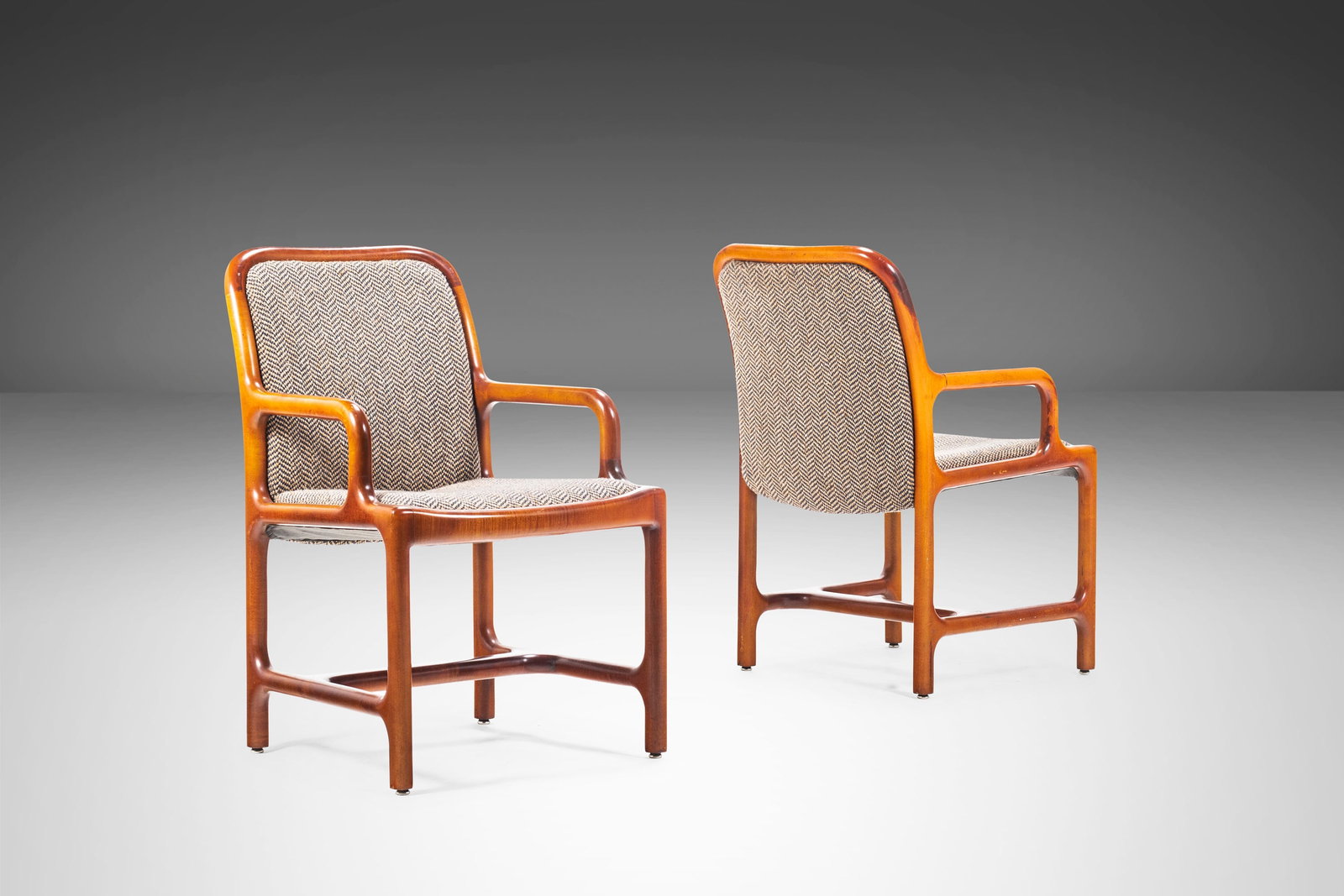 Mid Century Modern Pretzel Chairs Set of 2 Oak Tweed Vintage 1960s: Mid Century Modern Pretzel Chairs Set of 2 Oak Tweed Vintage 1960s This exquisite set of two Mid Century Modern Pretzel Chairs showcases a playful design that stands out in any setting. Crafted from s