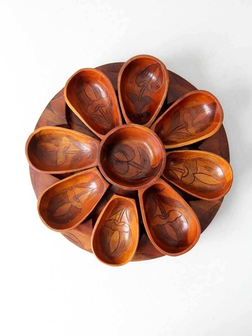 Vintage Hand-Carved Wooden Lazy Susan Serving Tray Set: Vintage Hand-Carved Wooden Lazy Susan Serving Tray Set This vintage hand-carved wooden serving tray set features a charming rotating design, perfect for entertaining. The set includes a "lazy susan" s