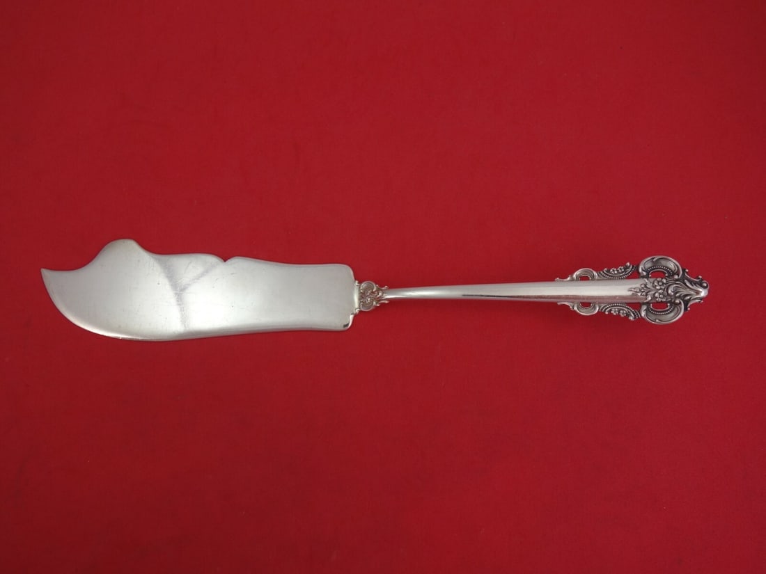 Camusso Grande Monarch Sterling Silver Fish Server 10 1/4 inches: Camusso Grande Monarch Sterling Silver Fish Server 10 1/4 inches This exquisite Grande Monarch Fish Server, crafted by Camusso, showcases the elegant Grande Monarch pattern also known as Stradivari.