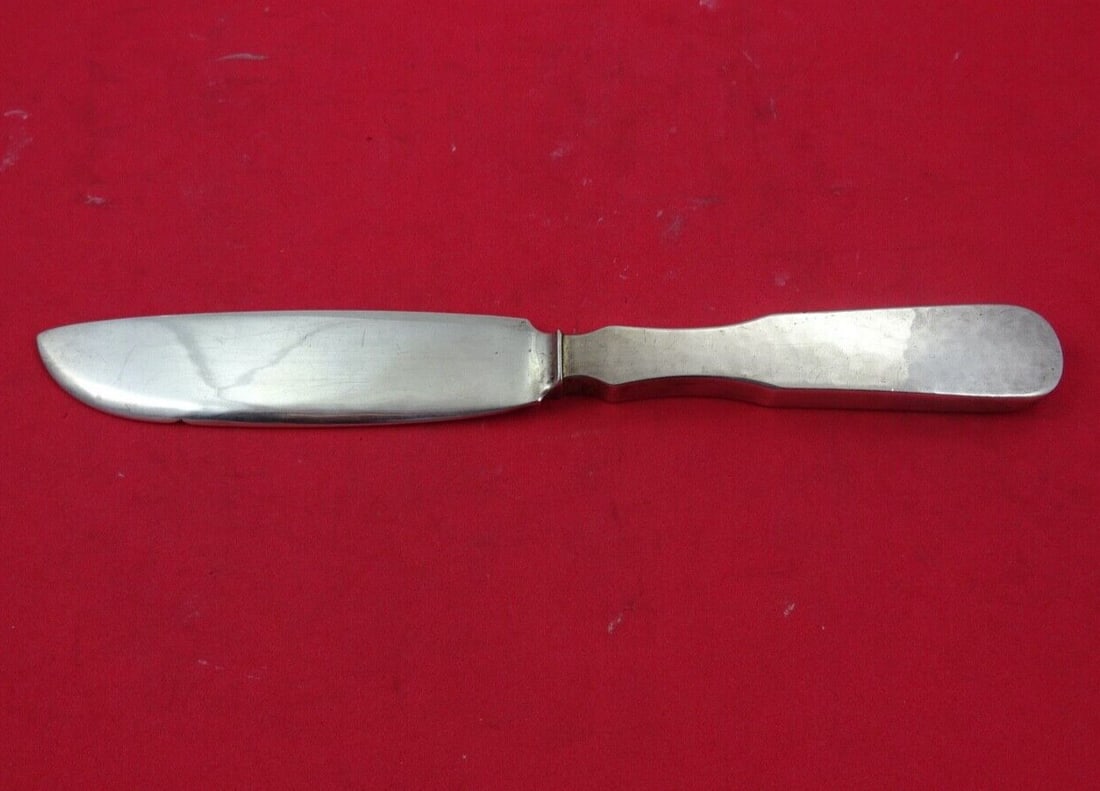 Daniel Porter Fiddleback Sterling Silver Jelly Knife 8 1/4": Daniel Porter Fiddleback Sterling Silver Jelly Knife 8 1/4" This exquisite jelly knife, designed by Daniel Porter in the Fiddleback pattern, is crafted from high-quality sterling silver. Measuring 8 1