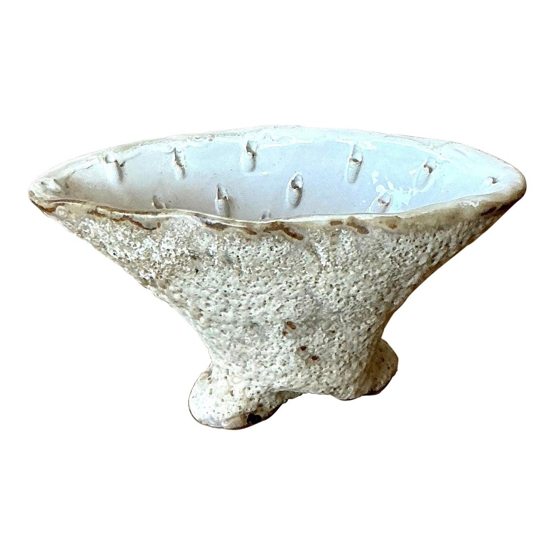 Vintage Boho Studio Pottery Bowl with Volcanic Glaze: Vintage Boho Studio Pottery Bowl with Volcanic Glaze Discover the beauty of handcrafted ceramic art with this Vintage Boho Studio Pottery Bowl. This sculptural piece features a rugged, oatmeal-colored