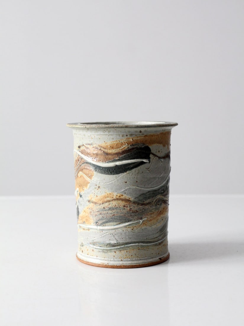 Handcrafted Vintage Studio Pottery Vase Signed Artist 6.75 Inch: Handcrafted Vintage Studio Pottery Vase Signed Artist 6.75 Inch Discover the charm of this vintage studio pottery vase, a hand-crafted piece that showcases a captivating glaze with beautiful swirls of