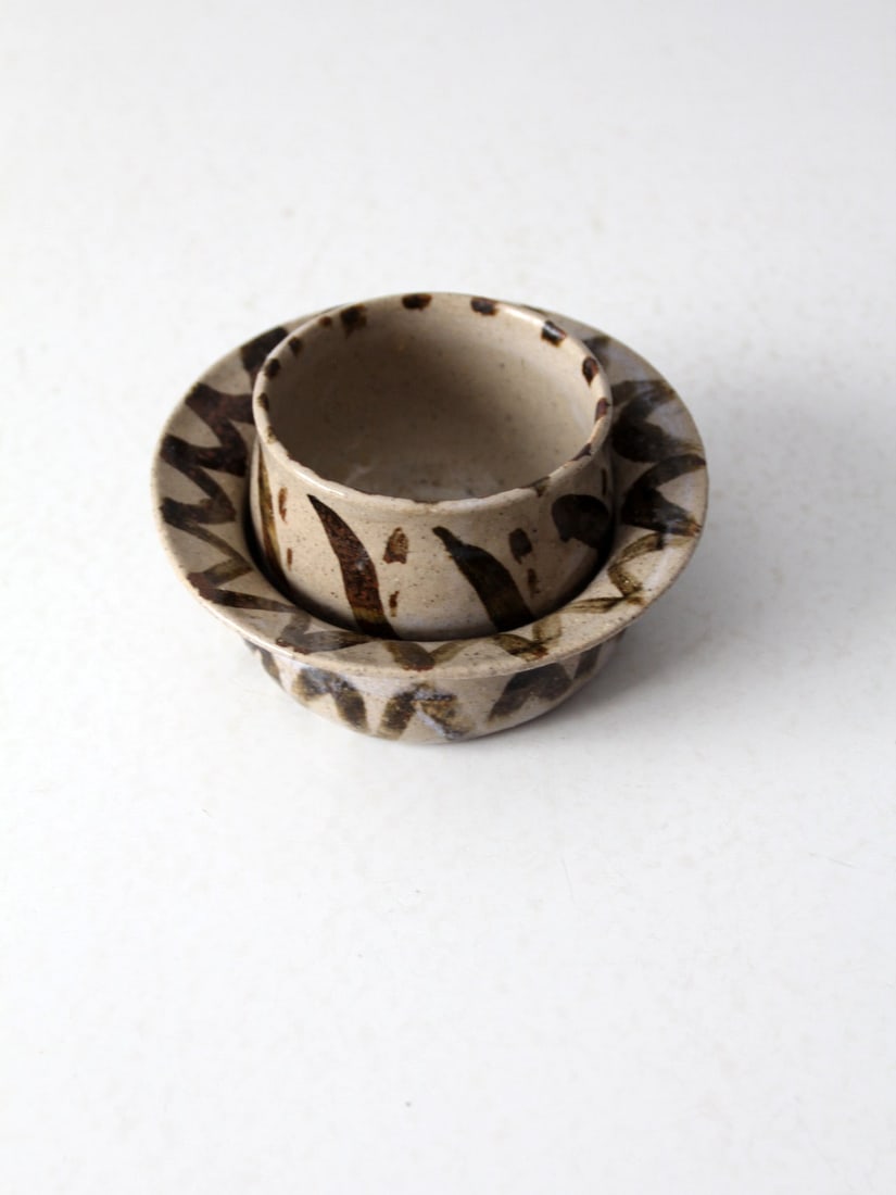 Handmade Vintage Pottery Cup and Saucer Set with Zig-Zag Design: Handmade Vintage Pottery Cup and Saucer Set with Zig-Zag Design This vintage studio pottery cup and saucer set showcases exquisite craftsmanship with its cream speckled glaze and hand-painted brown zi