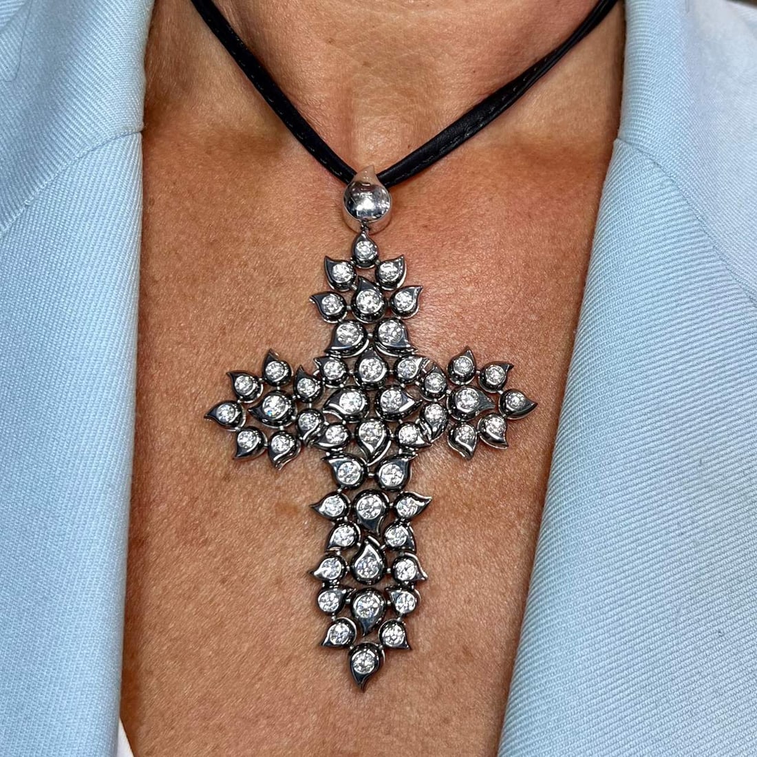 Tamara Comolli 18K White Gold Diamond Cross Pendant 10.50 Ct: Tamara Comolli 18K White Gold Diamond Cross Pendant 10.50 Ct This exquisite Tamara Comolli pendant is crafted from 18K white gold and features a stunning diamond cross design. It weighs 88.1 grams and