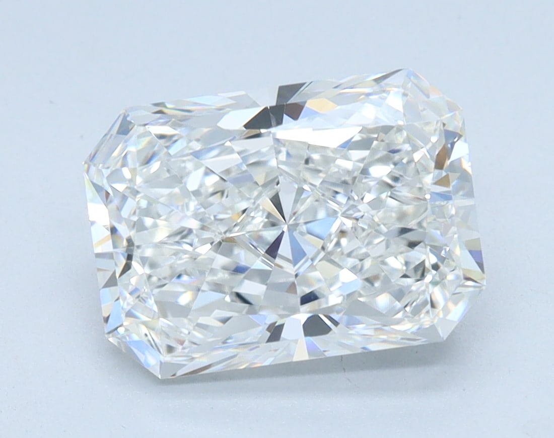 Loose Diamond - RADIANT 2.57ct E VVS2: Loose Diamond - RADIANT 2.57ct E VVS2 Source: This is a real non-mined Diamond that has been grown in a lab Shape: RADIANT Carats: 2.57 Color: E Clarity: VVS2 Certification: IGI Condition: Pre-Owned