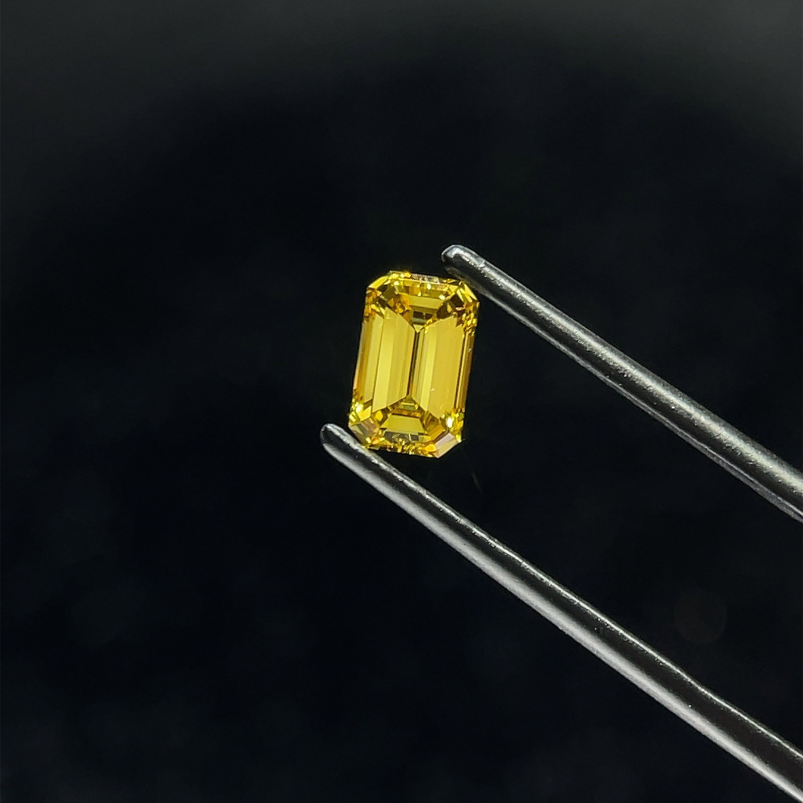 Loose Diamond - EMERALD 0.95ct Yellow VS1: Loose Diamond - EMERALD 0.95ct Yellow VS1 Source: This is a real non-mined Diamond that has been grown in a lab Shape: EMERALD Carats: 0.95 Color: Yellow Certification: NONE PLEASE NOTE: Framed, Large