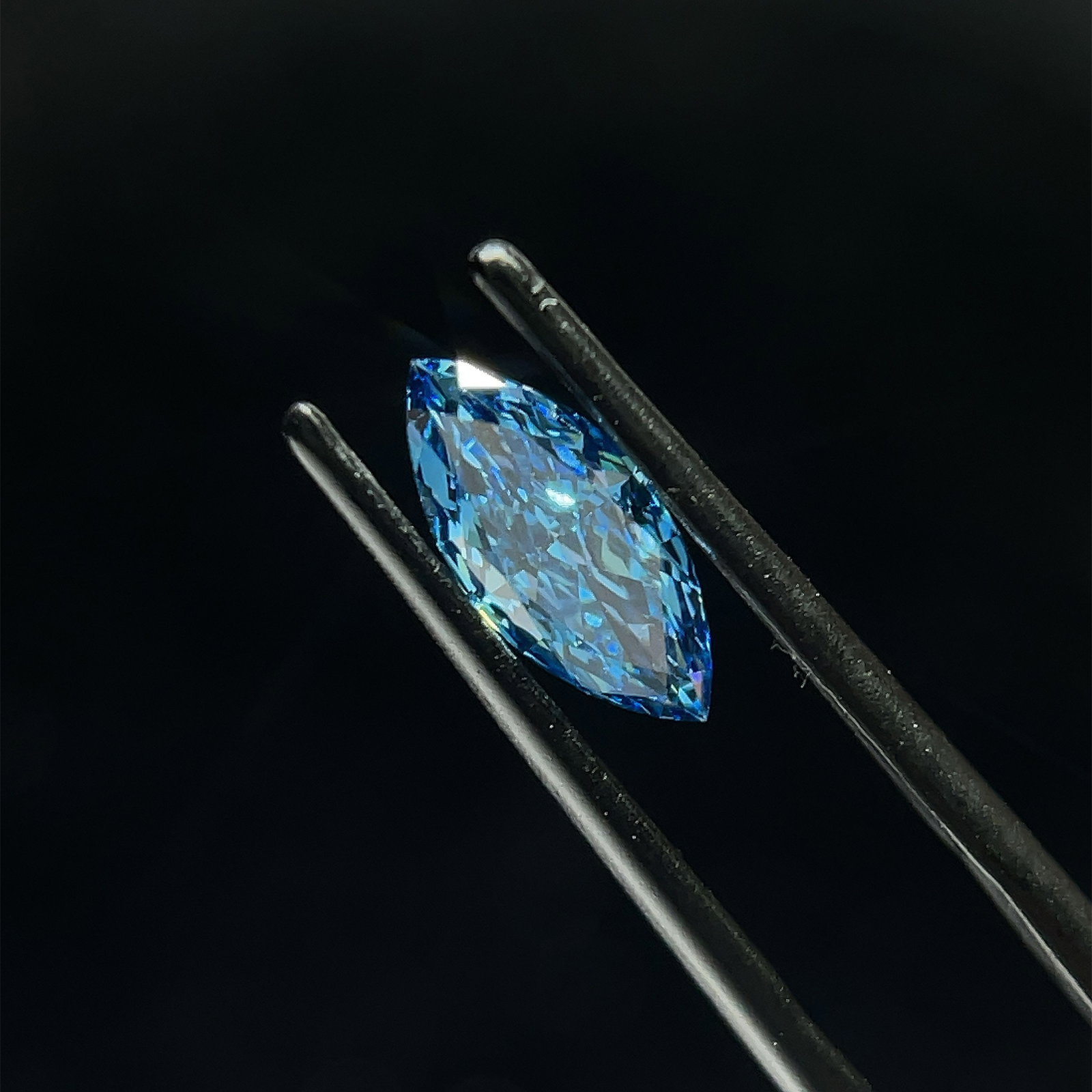 Loose Diamond - MARQUISE 0.99ct Blue VS2: Loose Diamond - MARQUISE 0.99ct Blue VS2 Source: This is a real non-mined Diamond that has been grown in a lab Shape: MARQUISE Carats: 0.99 Color: Blue Certification: NONE PLEASE NOTE: Framed, Large, 