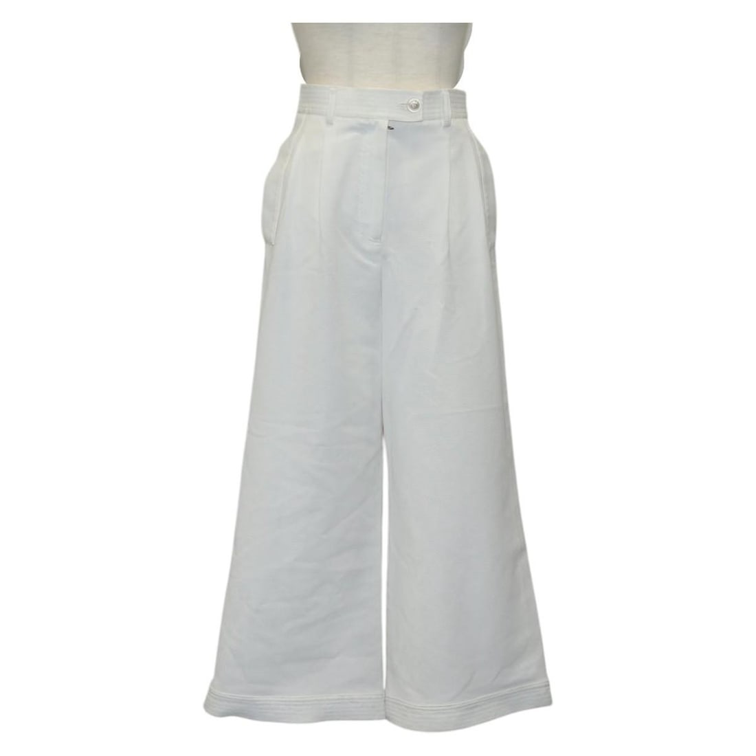 CHANEL White Nylon Pants Auth Italy Style AM9147M: CHANEL White Nylon Pants Auth Italy Style AM9147M Elevate your wardrobe with these authentic CHANEL white nylon pants, expertly crafted in Italy. Featuring a comfortable rise and inseam of approximate