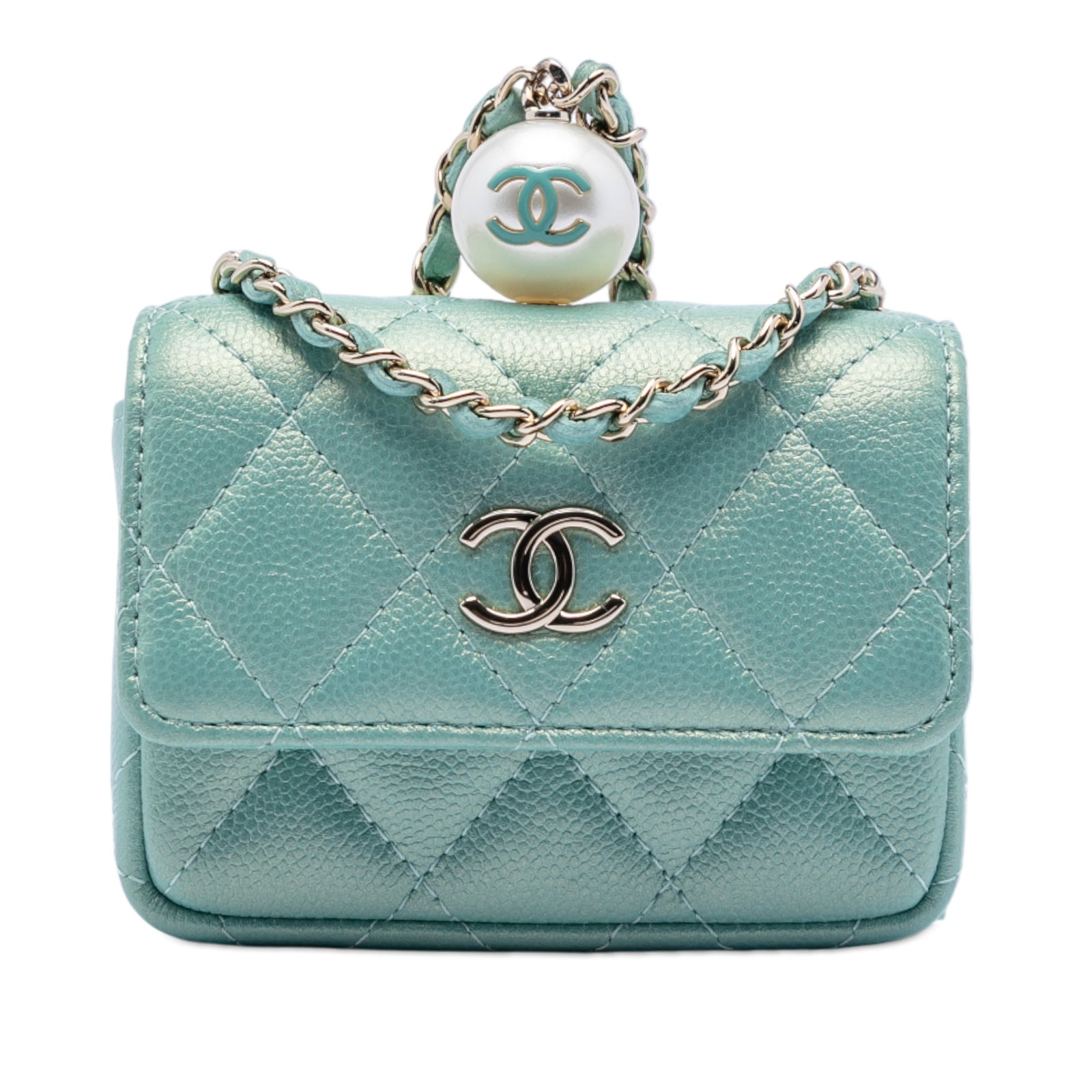 Chanel green caviar leather pearl top coin purse chain strap: Chanel green caviar leather pearl top coin purse chain strap This Chanel Iridescent Caviar Pearl On Top Coin Purse With Chain features a quilted iridescent caviar leather exterior in green, accented w