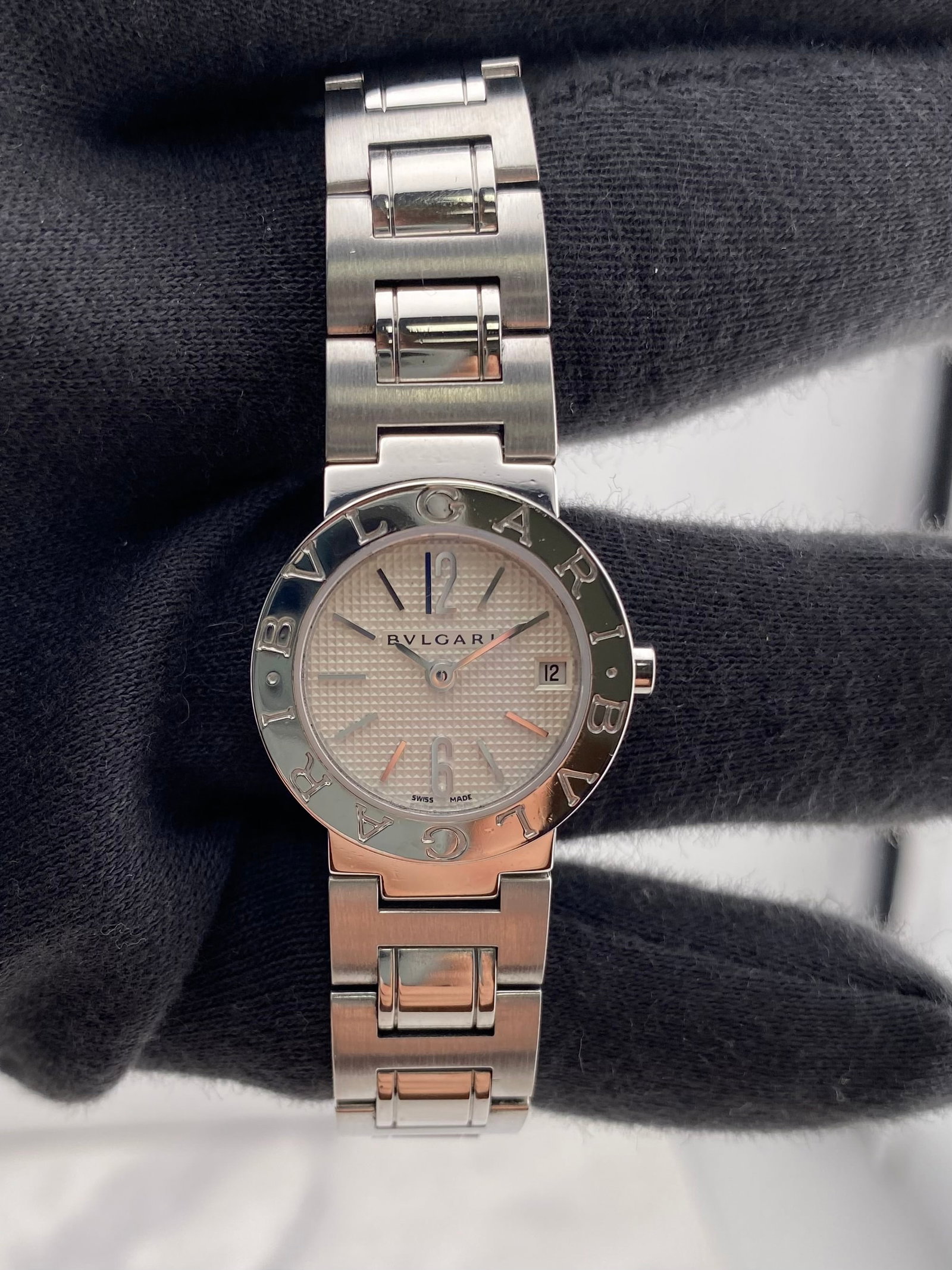 Bvlgari BB23SS 23mm White Dial Stainless Steel Watch: Bvlgari BB23SS 23mm White Dial Stainless Steel Watch This Bvlgari Bvlgari timepiece features a white dial and stainless steel construction. With a 23mm case size and a 15-link bracelet, it offers a re
