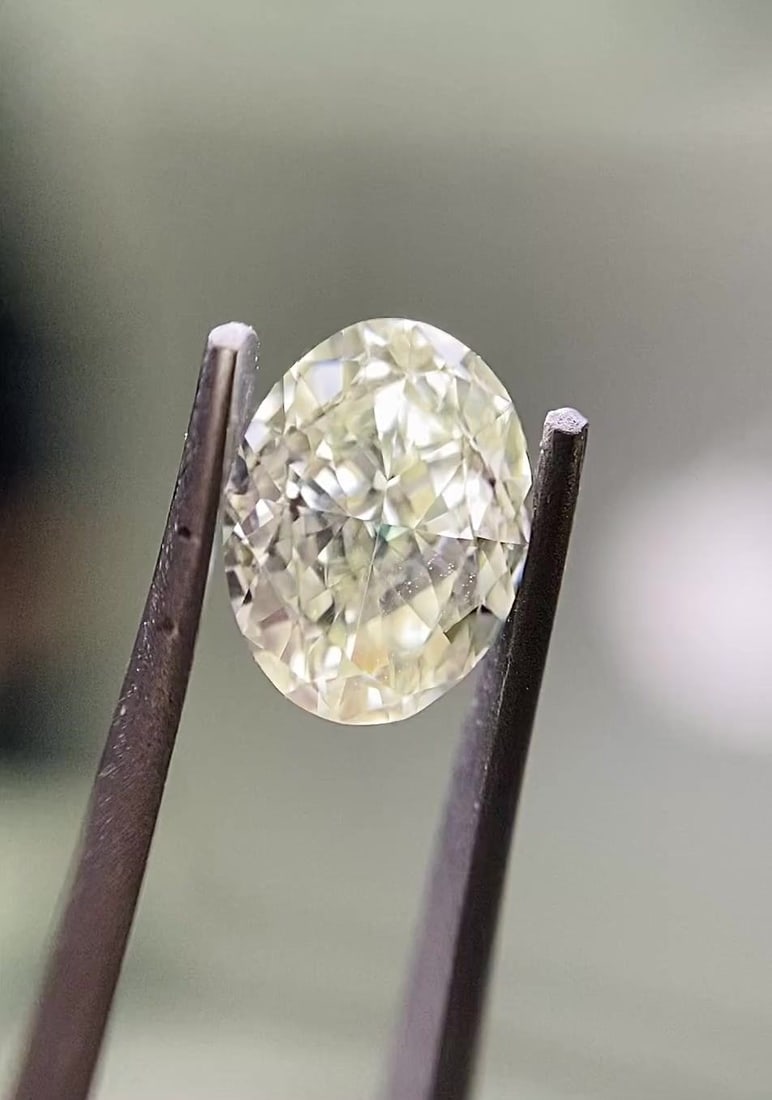 Loose Diamond - OVAL 1.01ct U-V SI1: Loose Diamond - OVAL 1.01ct U-V SI1 Source: Natural Shape: OVAL Carats: 1.01 Color: U-V Certification: GIA Video: Video Link PLEASE NOTE: Framed, Large, or heavy items do not have shipping costs