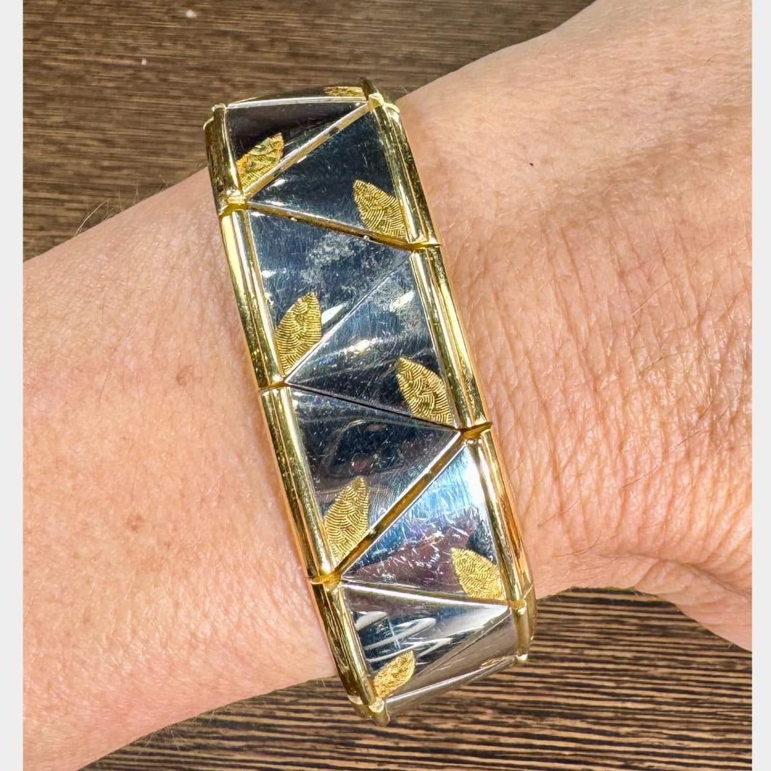 BONDANZA 18K Gold Platinum Luxury Bracelet 7 Inches: BONDANZA 18K Gold Platinum Luxury Bracelet 7 Inches This exquisite BONDANZA bracelet features a stunning combination of 18K gold and platinum, showcasing a luxurious design. Weighing 102.8 grams and m
