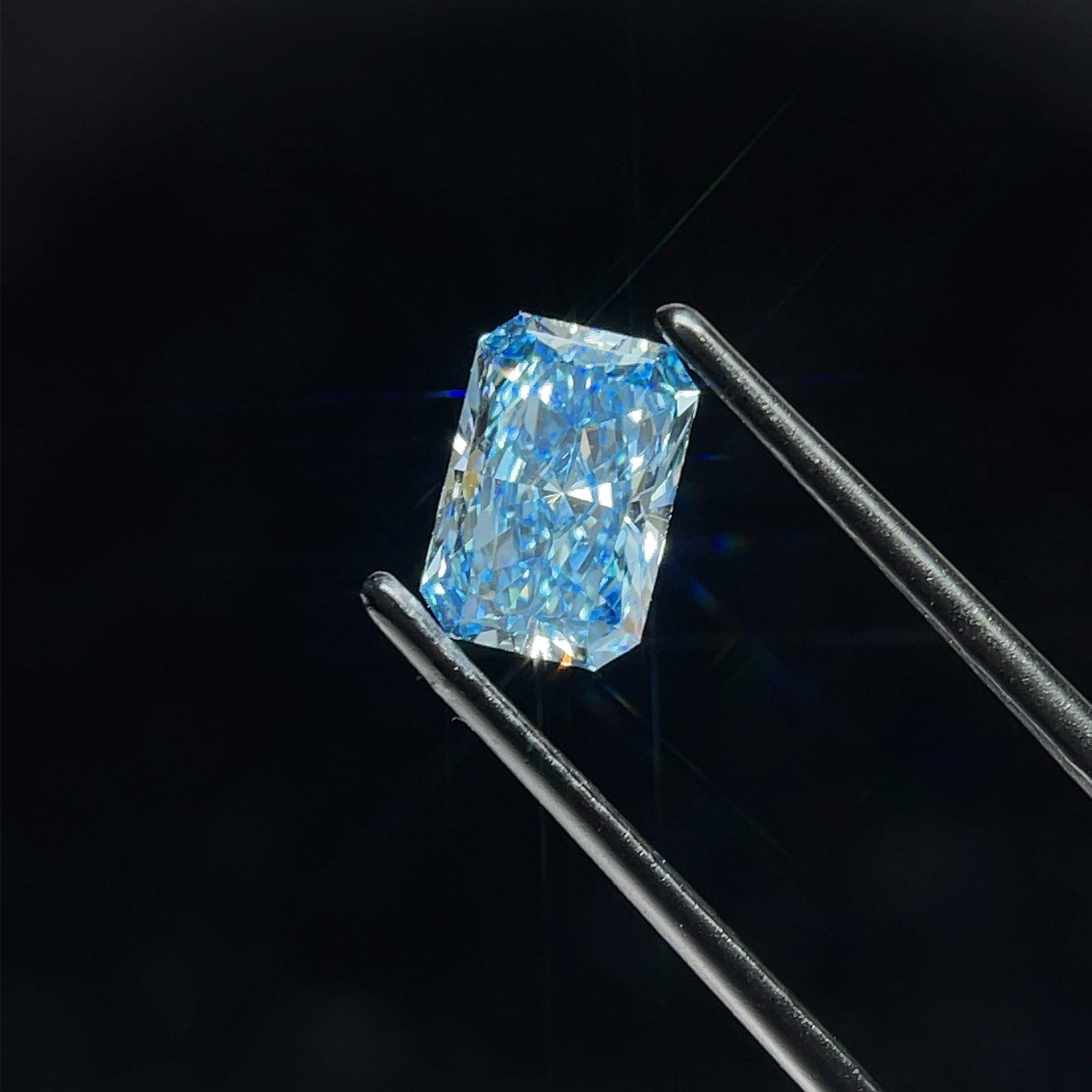 Loose Diamond - RADIANT 1.78ct Fancy Vivid Blue VS1: Loose Diamond - RADIANT 1.78ct Fancy Vivid Blue VS1 Source: This is a real non-mined Diamond that has been grown in a lab Shape: RADIANT Carats: 1.78 Color: Fancy Vivid Blue Certification: IGI Video: