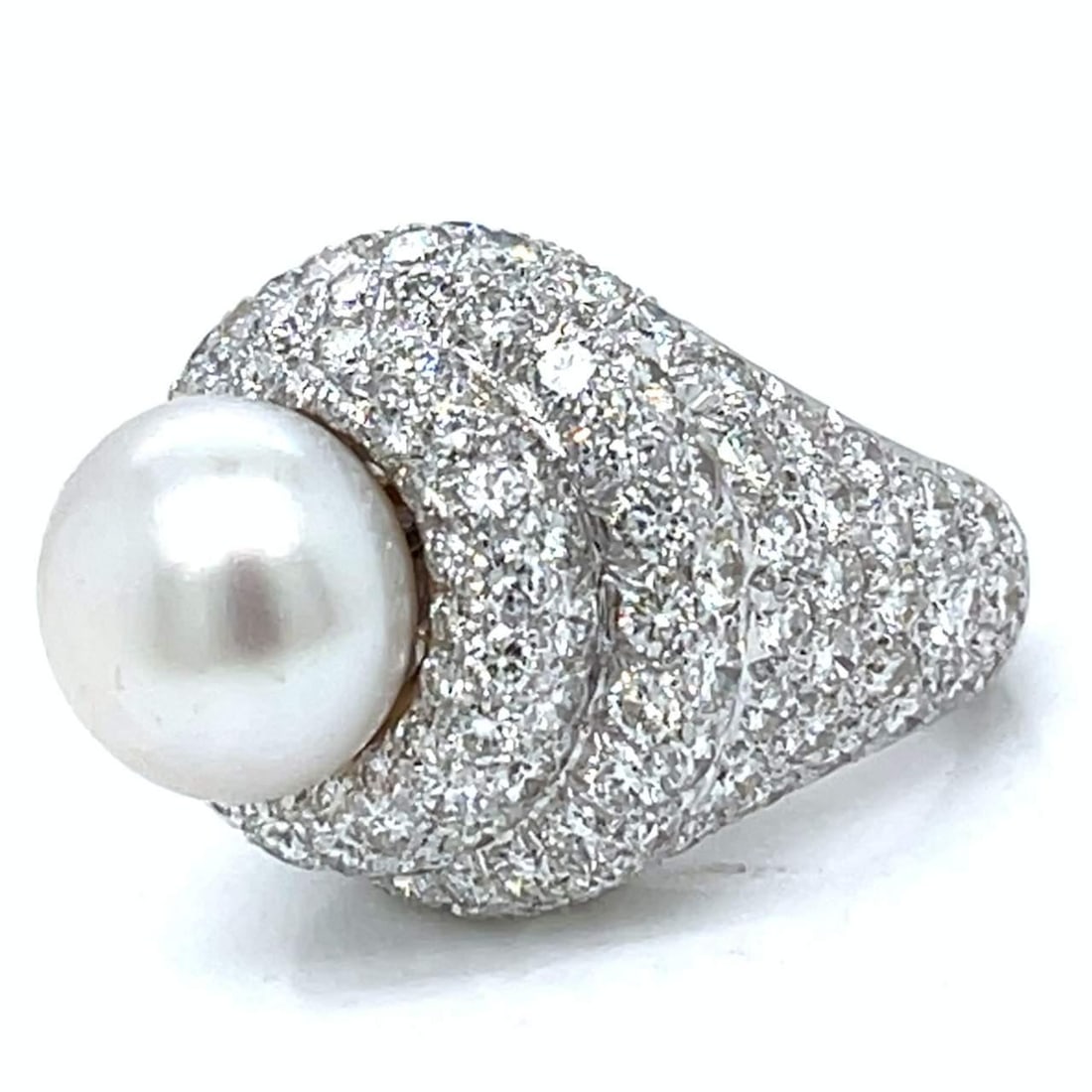 Elegant Platinum South Sea Pearl Diamond Ring 18.00 Ct: Elegant Platinum South Sea Pearl Diamond Ring 18.00 Ct This exquisite Platinum South Sea Pearl and Diamond Ring features a stunning 14.1mm South Sea Pearl, surrounded by approximately 240 diamonds tot