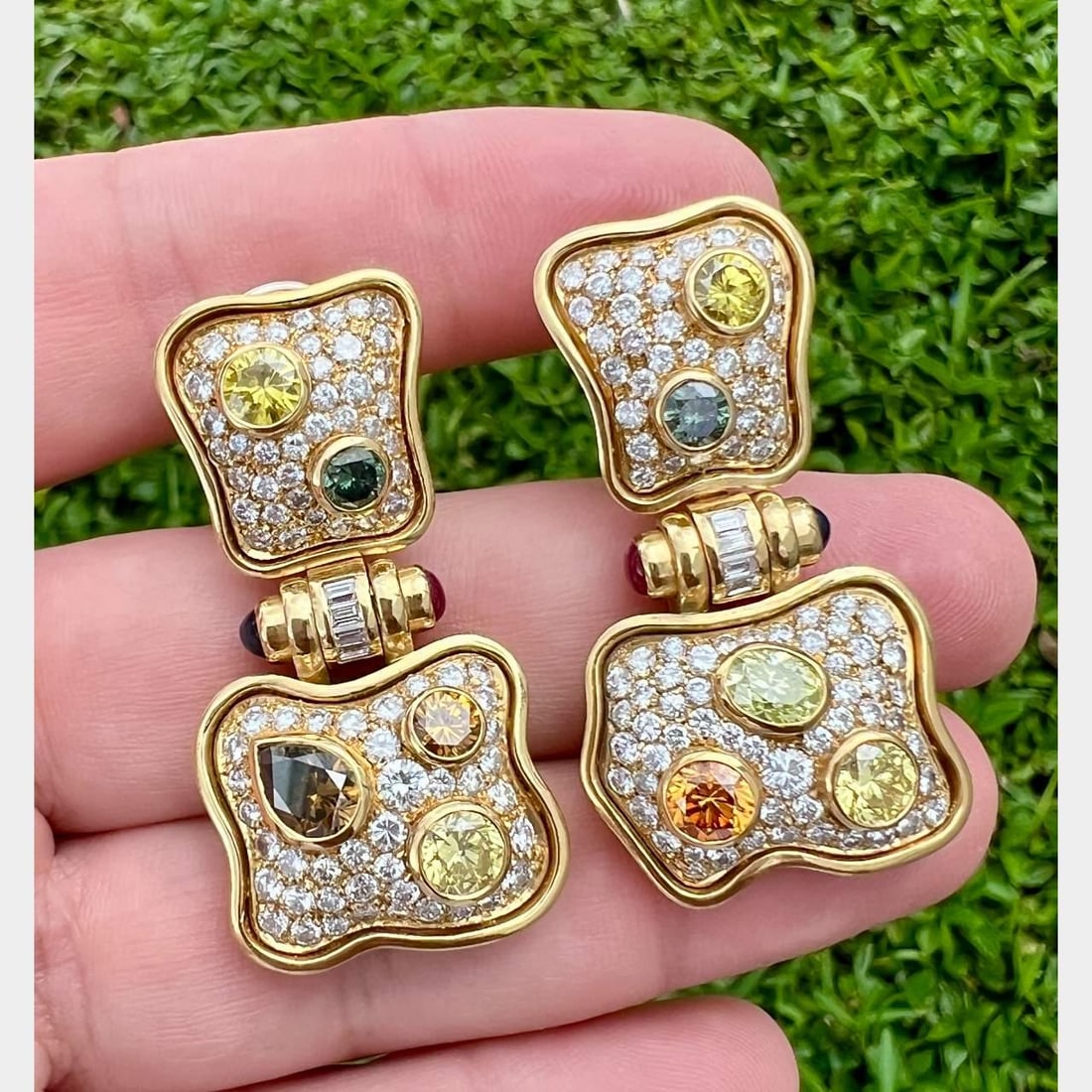Elegant 18K Yellow Gold Color Diamond Earrings 5.60 Ct: Elegant 18K Yellow Gold Color Diamond Earrings 5.60 Ct These stunning 18K yellow gold earrings feature a vibrant array of color diamonds alongside traditional white diamonds, creating a captivating