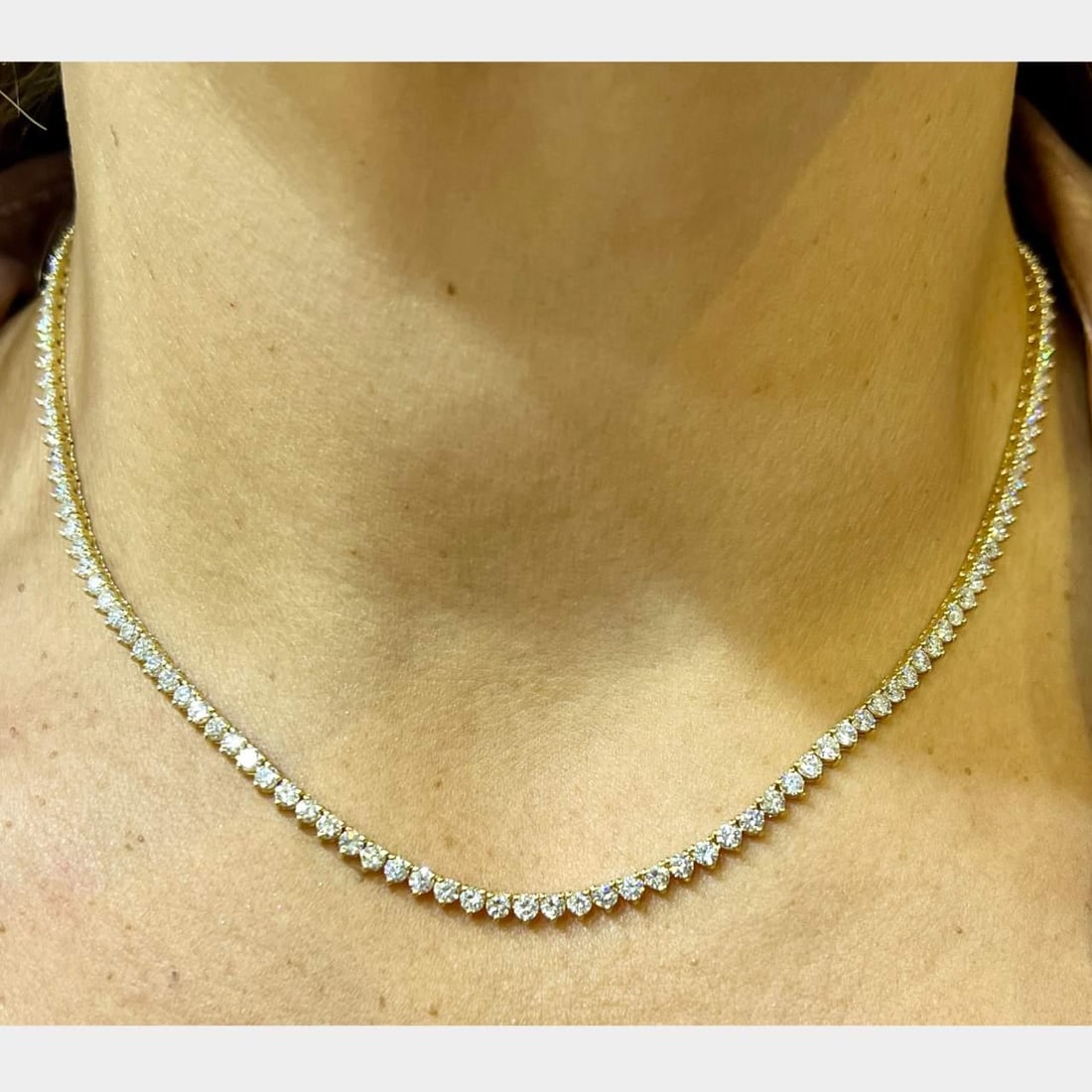 Stunning 18K Yellow Gold 10.70 Ct Diamond Tennis Necklace: Stunning 18K Yellow Gold 10.70 Ct Diamond Tennis Necklace This exquisite 18K Yellow Gold Tennis Necklace features a stunning arrangement of 147 diamonds, with a total weight of approximately 10.70