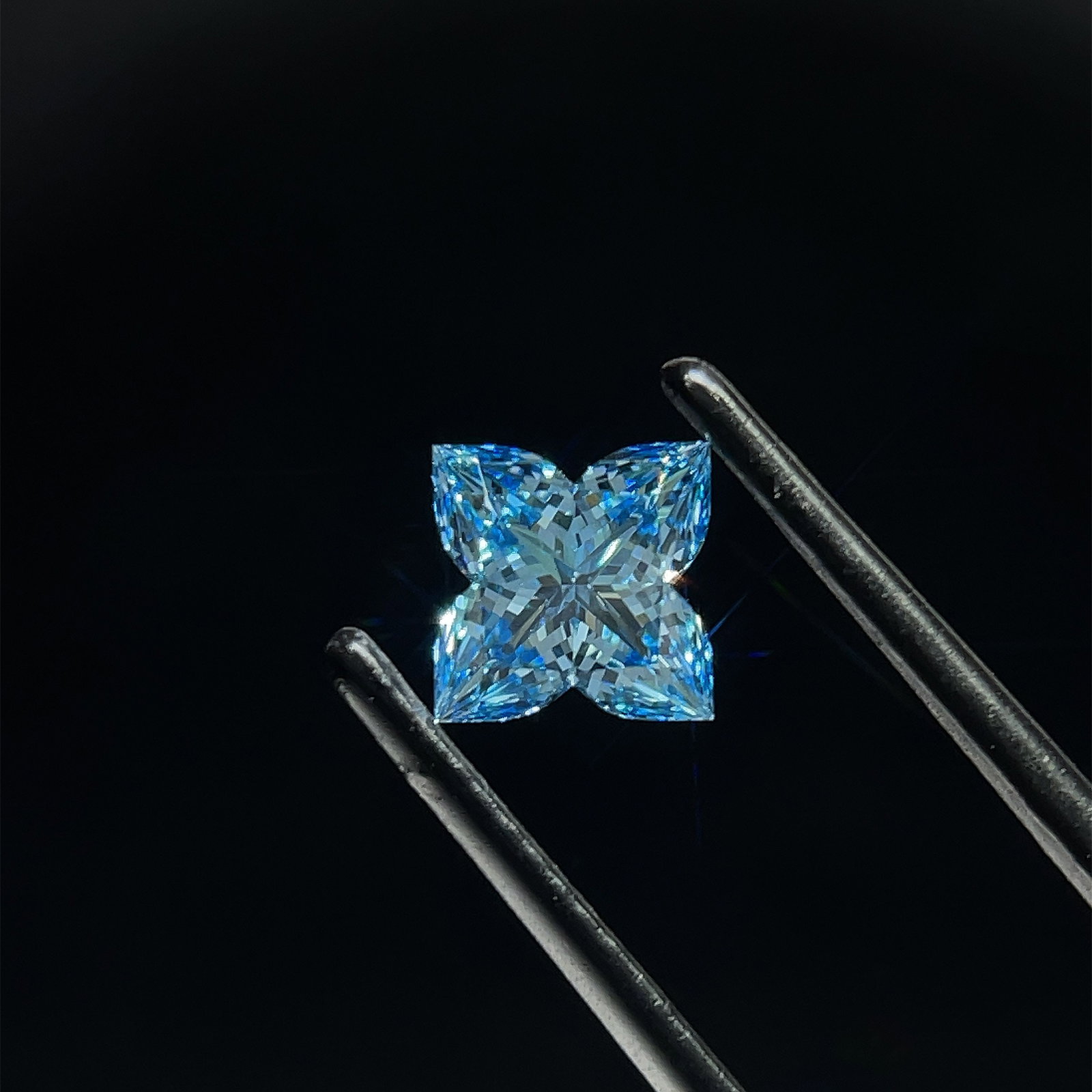 Loose Diamond - OTHER 1.06ct Blue VS1: Loose Diamond - OTHER 1.06ct Blue VS1 Source: This is a real non-mined Diamond that has been grown in a lab Shape: OTHER Carats: 1.06 Color: Blue Certification: NONE PLEASE NOTE: Framed, Large, or