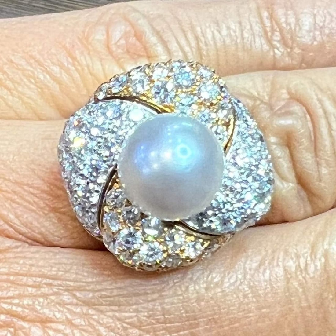 18K Yellow Gold South Sea Pearl Diamond Ring 8.00 Ct 136 Diamonds: 18K Yellow Gold South Sea Pearl Diamond Ring 8.00 Ct 136 Diamonds Elevate your style with this stunning 18K Yellow Gold South Sea Pearl and Diamond Cocktail Ring. This exquisite piece features a centr