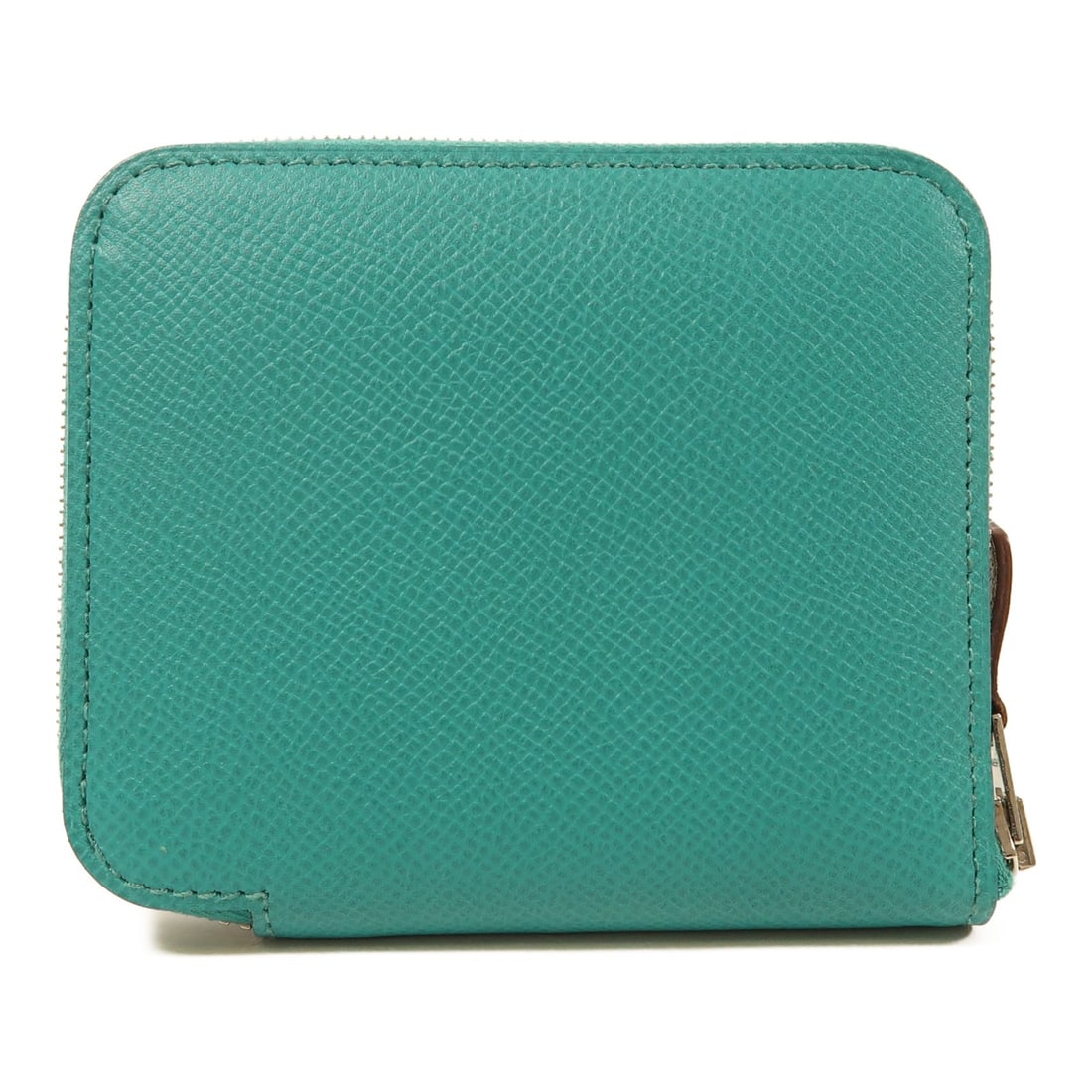 Hermes PHW Epsom Leather Compact Round Wallet Bleu Paon: Hermes PHW Epsom Leather Compact Round Wallet Bleu Paon This Hermes Silk In Compact Wallet features a round design crafted from Epsom calfskin leather in a striking blue hue. Designed for women, it sh
