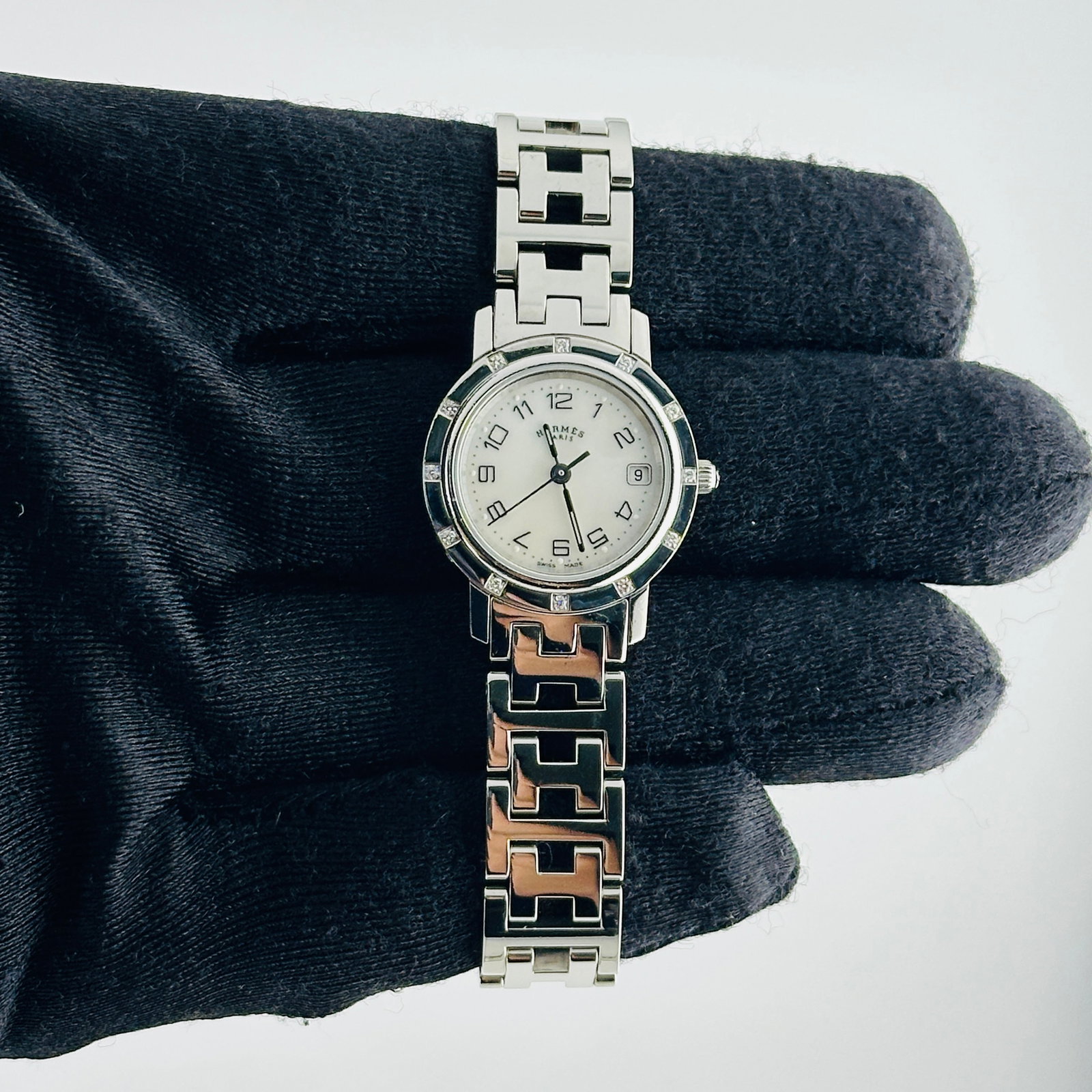 Hermes Clipper Ladies White MOP Dial Steel Bracelet CL4.230: Hermes Clipper Ladies White MOP Dial Steel Bracelet CL4.230 This Hermes Clipper ladies' watch features a white mother-of-pearl dial with Arabic numerals and a fixed bezel set with 12 factory diamonds.