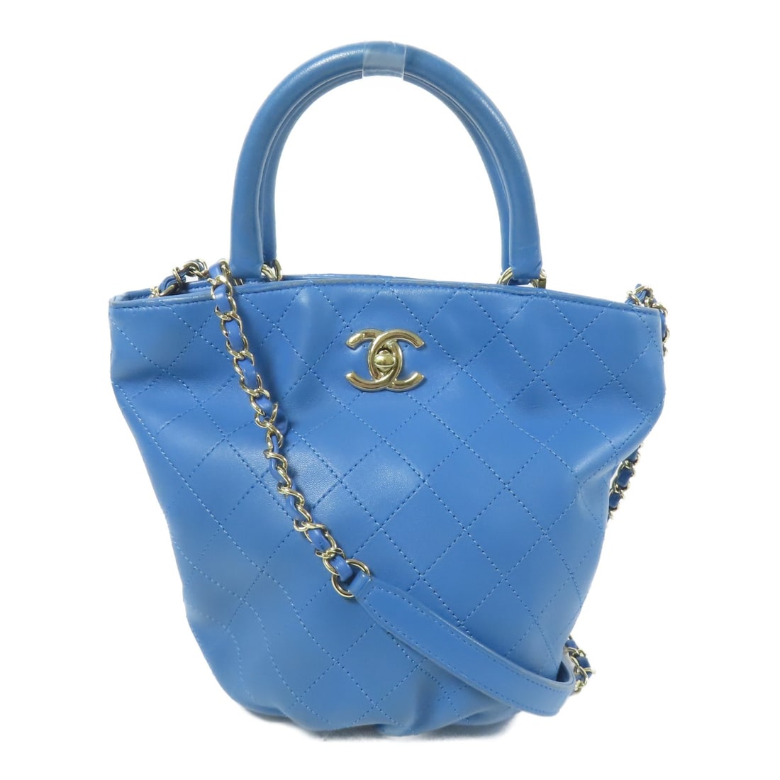 CHANEL Blue Calfskin CC GHW 2way Shoulder Handbag: CHANEL Blue Calfskin CC GHW 2way Shoulder Handbag This CHANEL 2-way shoulder bag is crafted from blue calfskin leather and features gold-tone hardware. Designed for versatile use as both a shoulder ba