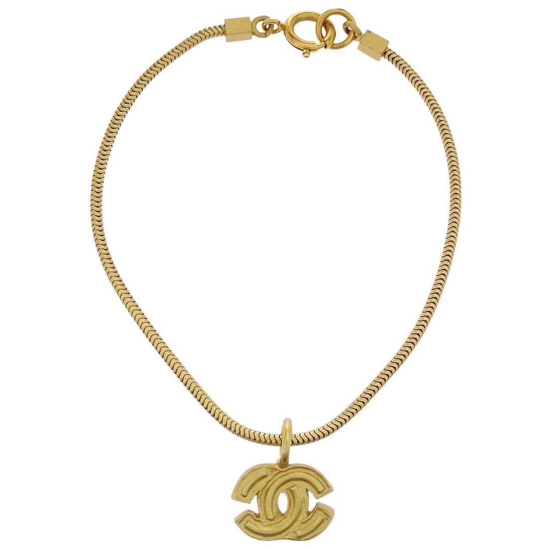 CHANEL CC gold-plated chain bracelet 01P: CHANEL CC gold-plated chain bracelet 01P This Chanel CC chain bracelet features the iconic interlocking CC design in a chain style. Crafted from gold-plated material, it showcases a classic gold color