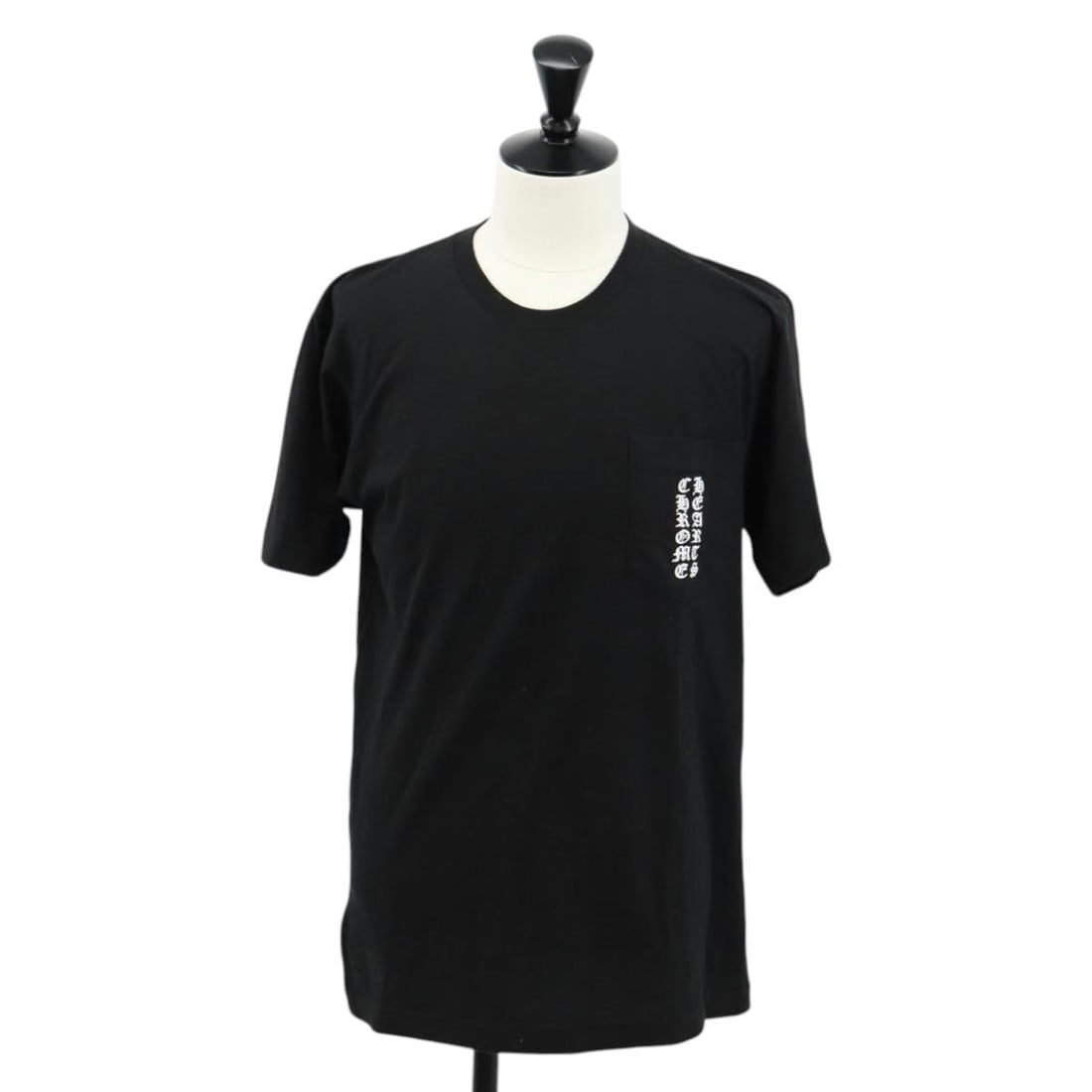 Chrome Hearts black cotton shirt women USA: Chrome Hearts black cotton shirt women USA This Chrome Hearts women's T-shirt is crafted from 100% cotton and comes in a classic black color. Made in the USA, it features a comfortable fit with approx