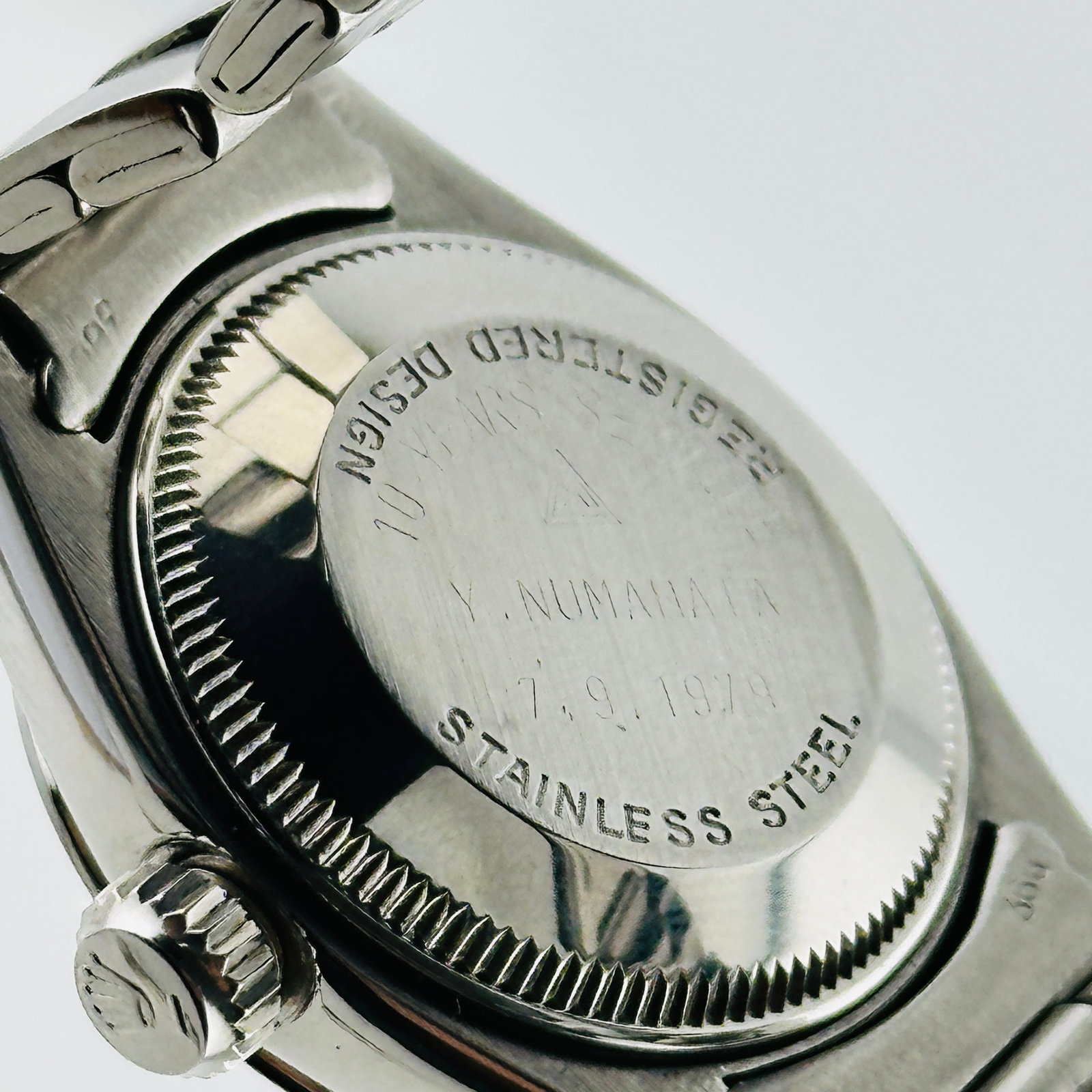 Ladies Rolex Datejust Oyster Ref 6916 Silver Dial: Ladies Rolex Datejust Oyster Ref 6916 Silver Dial This Rolex Datejust watch features a silver dial and a smooth bezel, complemented by an Oyster bracelet. Designed specifically for ladies, it is ident