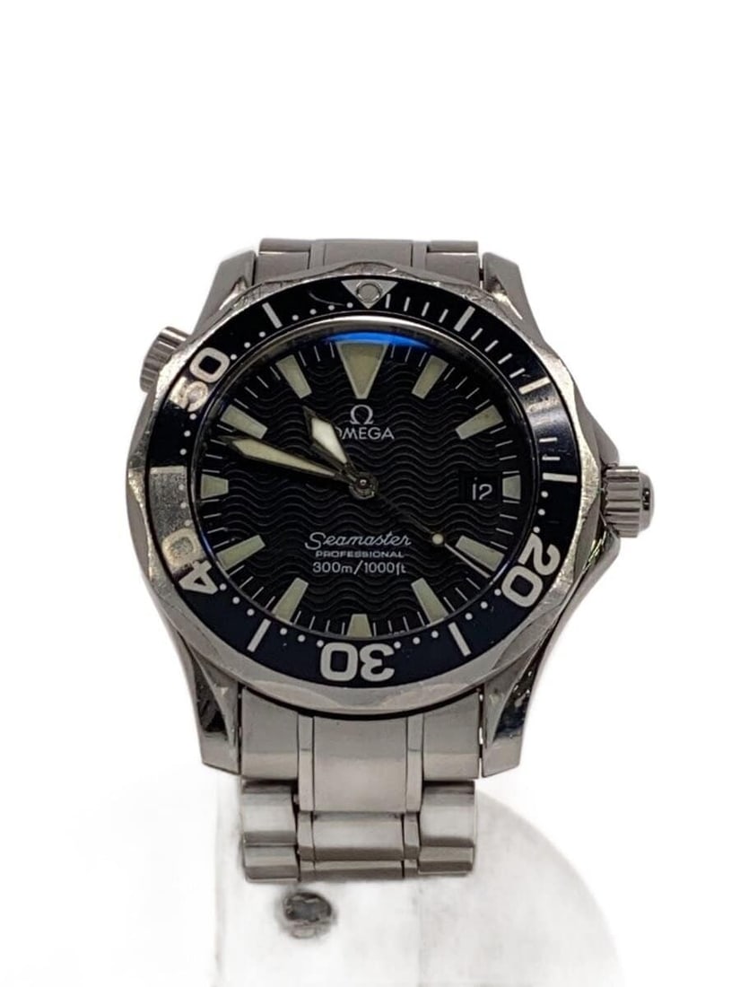 Omega Seamaster stainless steel quartz wristwatch: Omega Seamaster stainless steel quartz wristwatch This OMEGA Seamaster men's quartz wristwatch is crafted in Switzerland and features a stainless steel case and band. The watch has a black dial and di
