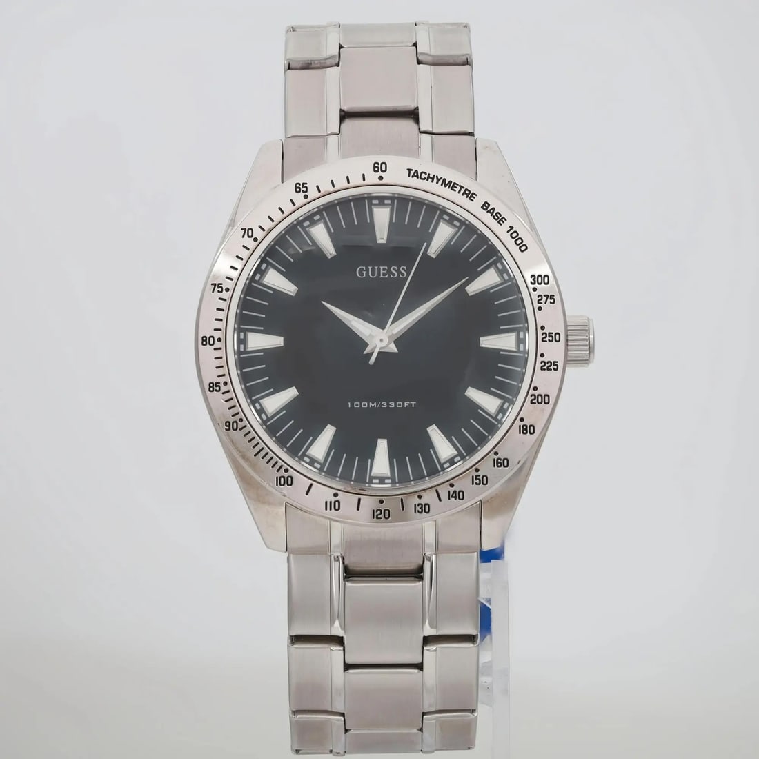GUESS Chase 42mm Quartz Watch Steel Black Dial Tachymeter: GUESS Chase 42mm Quartz Watch Steel Black Dial Tachymeter Discover the Guess Chase wristwatch, a stylish blend of functionality and elegance designed for casual wear. This timepiece features a strikin