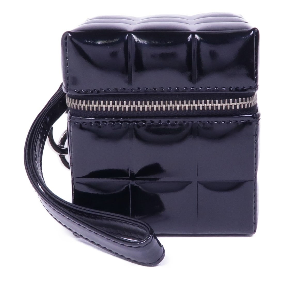 CHANEL black patent leather CC clutch bag SHW: CHANEL black patent leather CC clutch bag SHW This CHANEL clutch bag is crafted from black patent leather, offering a sleek and stylish accessory for women. The bag features a compact design and is fi