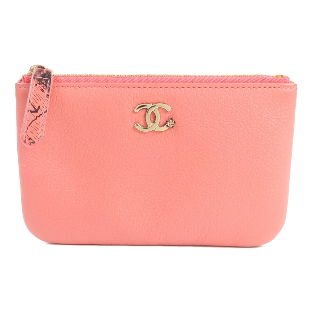 CHANEL Pink Calfskin Coin Purse with GHW: CHANEL Pink Calfskin Coin Purse with GHW This CHANEL coin and card case is crafted from pink calfskin leather and features gold-tone hardware. Designed for women, it offers a stylish and practical way