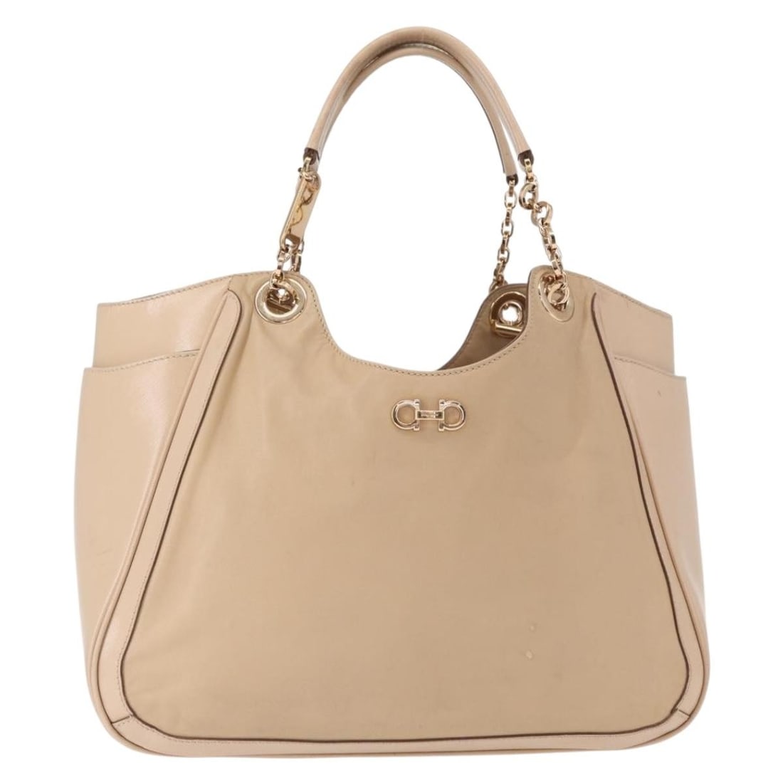 Betulla Chain Tote Beige Leather Bag by Salvatore Ferragamo: Betulla Chain Tote Beige Leather Bag by Salvatore Ferragamo The Salvatore Ferragamo Betulla Chain Tote is crafted from beige leather and features a chain handle design. This pre-owned tote bag is inte