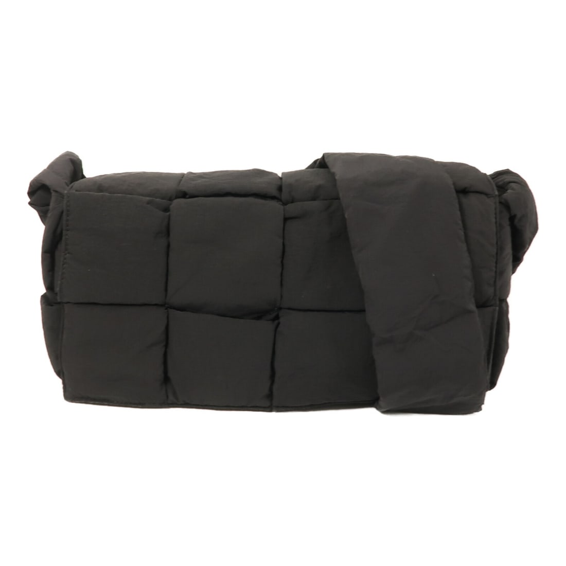 Bottega Veneta Cassette nylon messenger bag black: Bottega Veneta Cassette nylon messenger bag black This Bottega Veneta Cassette Messenger Shoulder Bag is crafted from durable black nylon and designed for men. It features a sleek, contemporary silhou