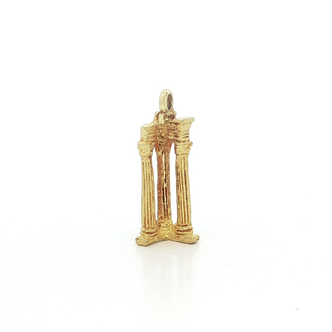 Vintage 18k Yellow Gold Greek Temple of Apollo Charm Pendant: Vintage 18k Yellow Gold Greek Temple of Apollo Charm Pendant This exquisite vintage charm pendant showcases the iconic Greek Temple of Apollo design, crafted from solid 18k yellow gold. Weighing 2.75 