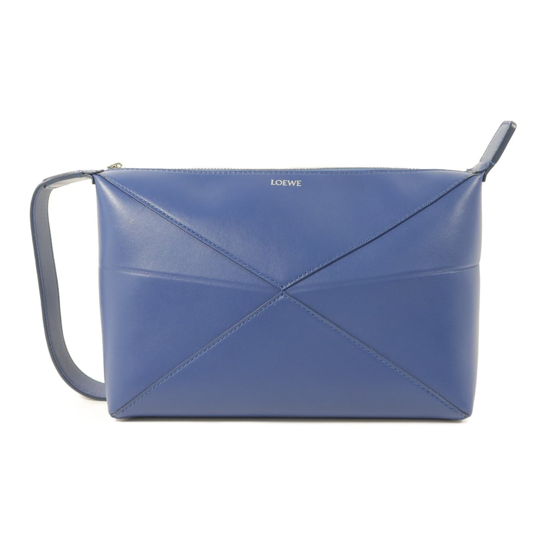 LOEWE Puzzle Fold blue calfskin handbag: LOEWE Puzzle Fold blue calfskin handbag This LOEWE Puzzle Fold Wash Bag is crafted from blue calfskin leather and features the brand's signature geometric design. Designed for women, it offers a compa