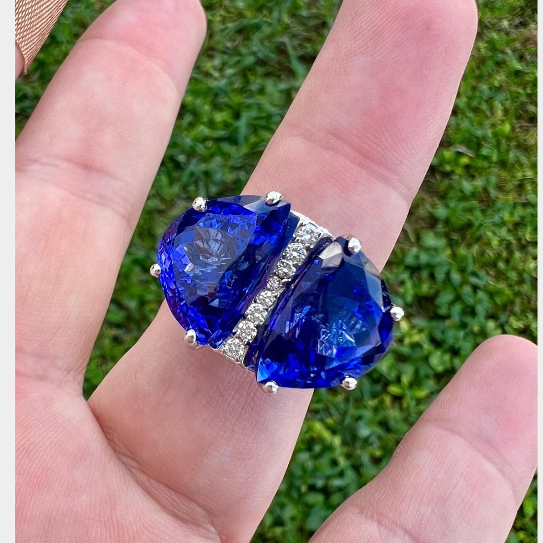 18K White Gold Tanzanite Diamond Ring 20.00 Ct: 18K White Gold Tanzanite Diamond Ring 20.00 Ct This exquisite 18K white gold ring features two stunning tanzanites totaling approximately 20.00 carats, complemented by dazzling diamonds. The tanzanite
