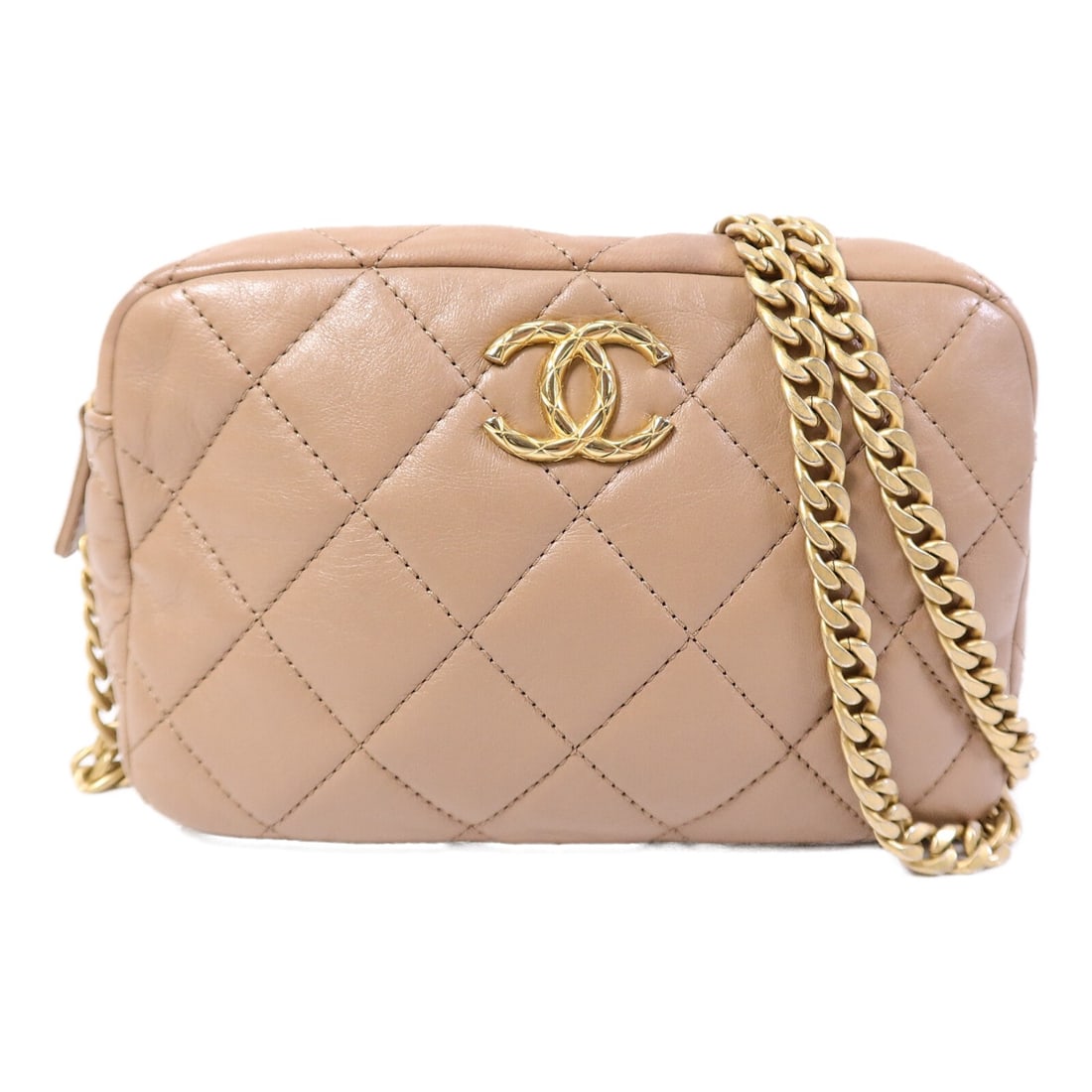 CHANEL Beige Lambskin CC Chain Shoulder Bag GHW: CHANEL Beige Lambskin CC Chain Shoulder Bag GHW This CHANEL CC chain shoulder bag is crafted from beige lambskin leather, offering a classic and elegant design. The bag features a gold-tone chain and 
