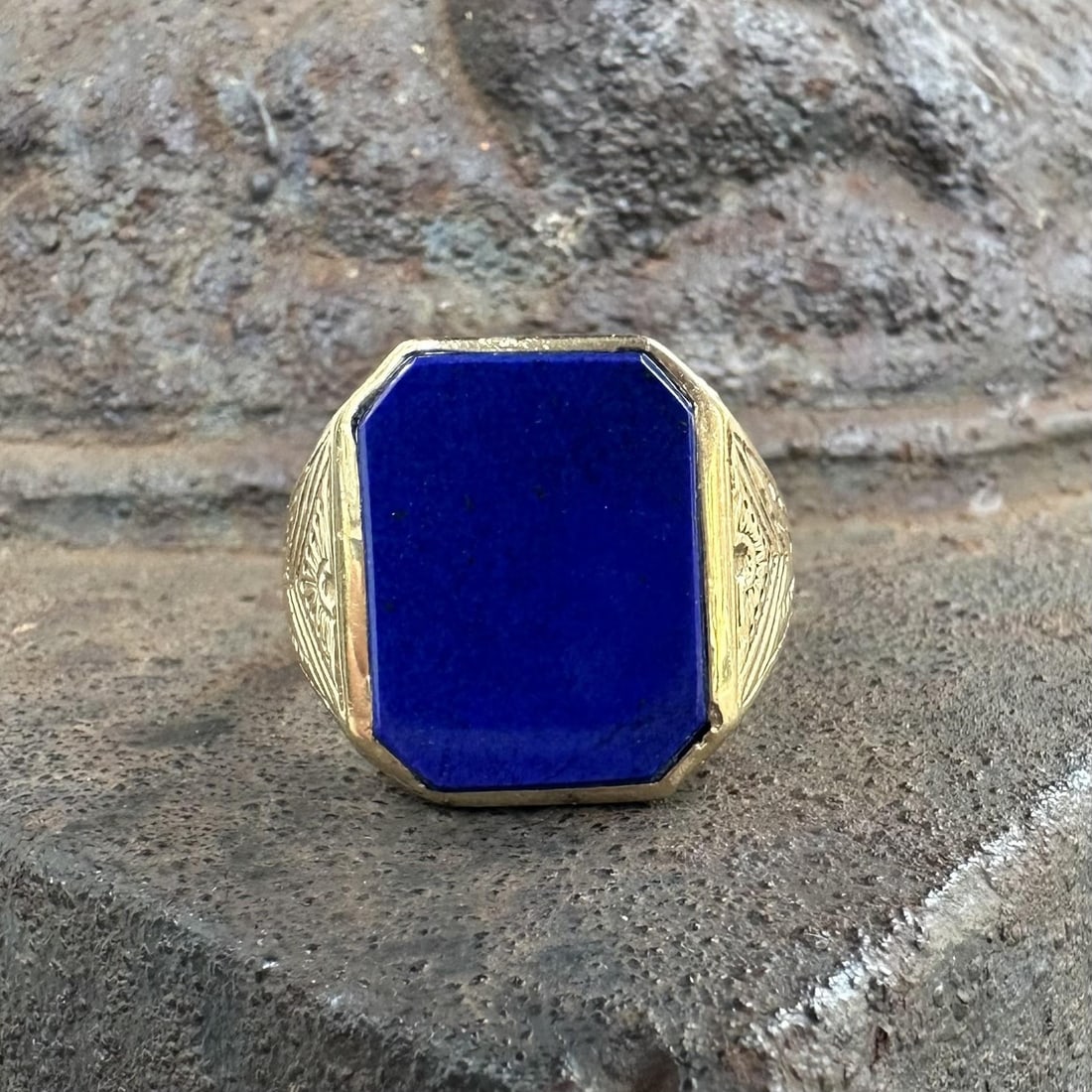 Men's 14k Yellow Gold Lapis Bezel Ring Antique Etched Engraved Size 12.5: Men's 14k Yellow Gold Lapis Bezel Ring Antique Etched Engraved Size 12.5 This antique men's ring features a large, natural lapis lazuli gemstone in a rich blue hue, bezel set within a heavy, solid 14k