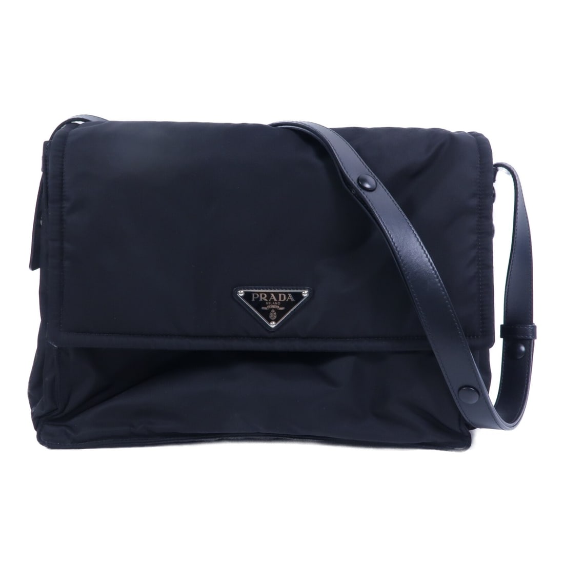 Prada Traveler Large Padded Re Nylon Black Shoulder Bag 1BD256: Prada Traveler Large Padded Re Nylon Black Shoulder Bag 1BD256 This Prada Traveler Large Padded Re-Nylon Shoulder Bag features a sleek black nylon exterior and a spacious design, ideal for everyday us
