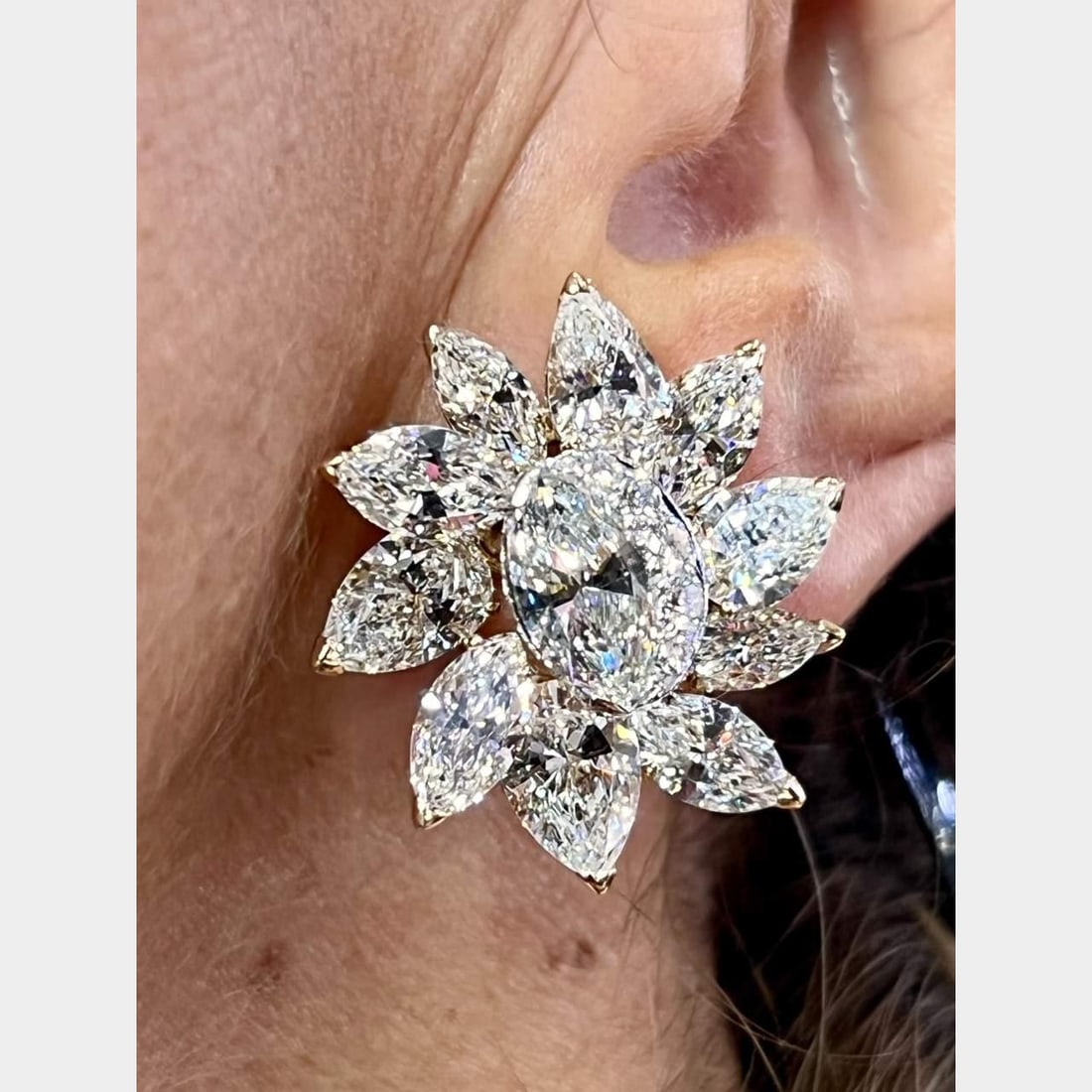 18K Yellow Gold 22 Ct Diamond Earrings G-H VVS-VS Quality: 18K Yellow Gold 22 Ct Diamond Earrings G-H VVS-VS Quality These exquisite earrings are crafted from 18K yellow gold and feature a stunning total of 22 diamonds, weighing approximately 22.00 carats. Th