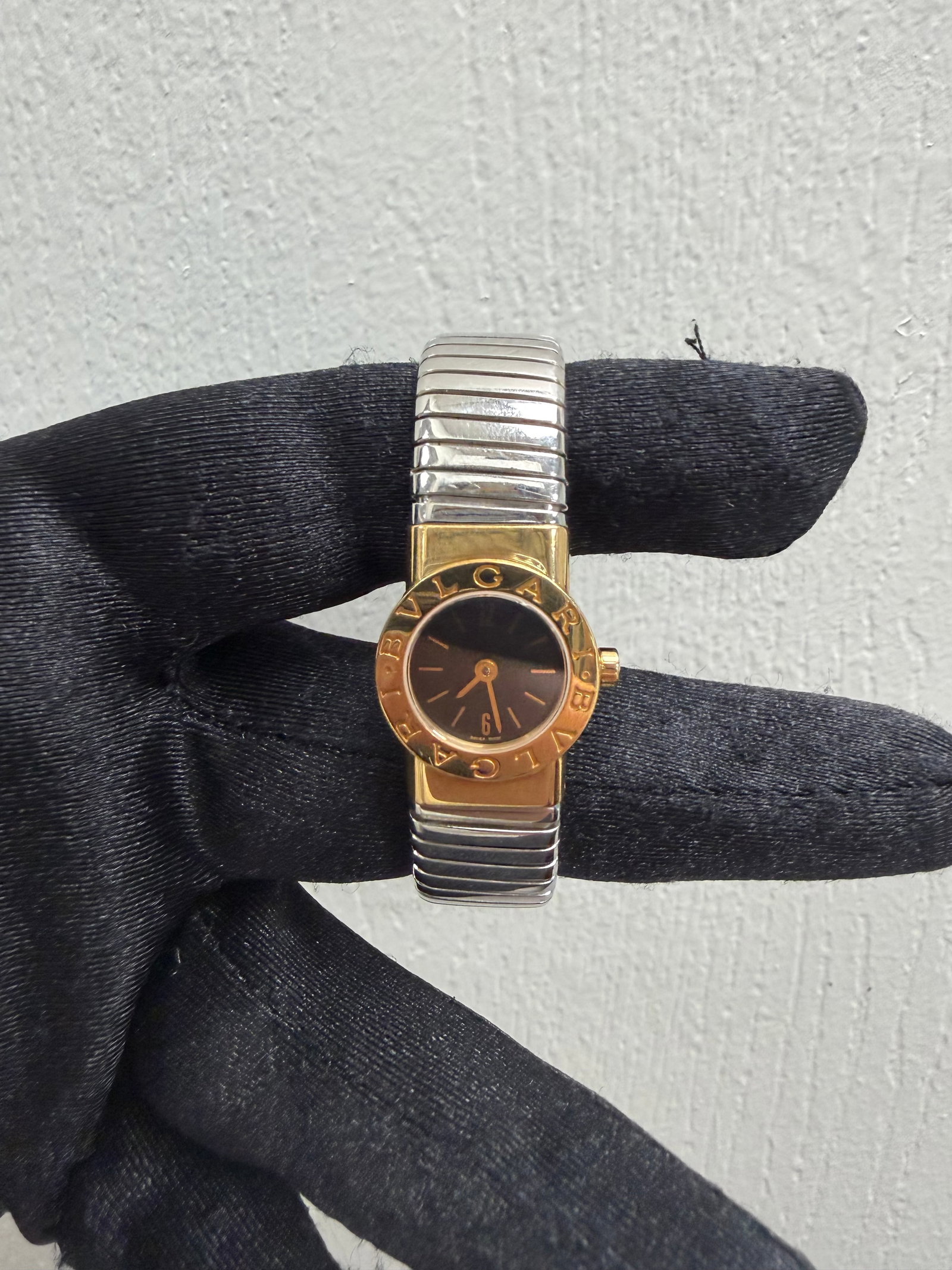 Bvlgari BB192TG 18k Yellow Gold Stainless Steel 19mm Black Dial Watch: Bvlgari BB192TG 18k Yellow Gold Stainless Steel 19mm Black Dial Watch This Bvlgari watch features a black dial and measures 19mm. It is crafted from a combination of 18k yellow gold and stainless stee