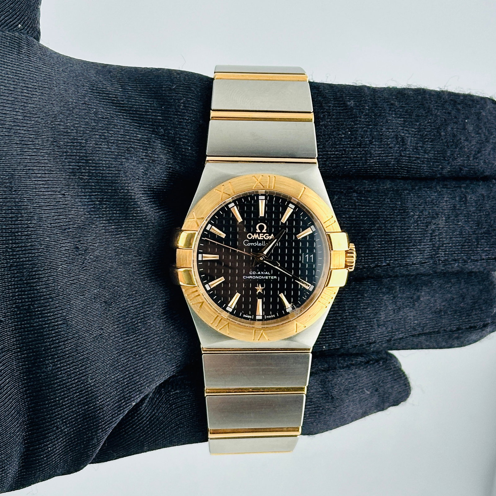 Ref 123.20.35.20.01.001 Constellation Watch Black Dial 35mm: Ref 123.20.35.20.01.001 Constellation Watch Black Dial 35mm This Omega Constellation watch features a 35mm case crafted from a combination of rose gold and stainless steel. It showcases a black dial a